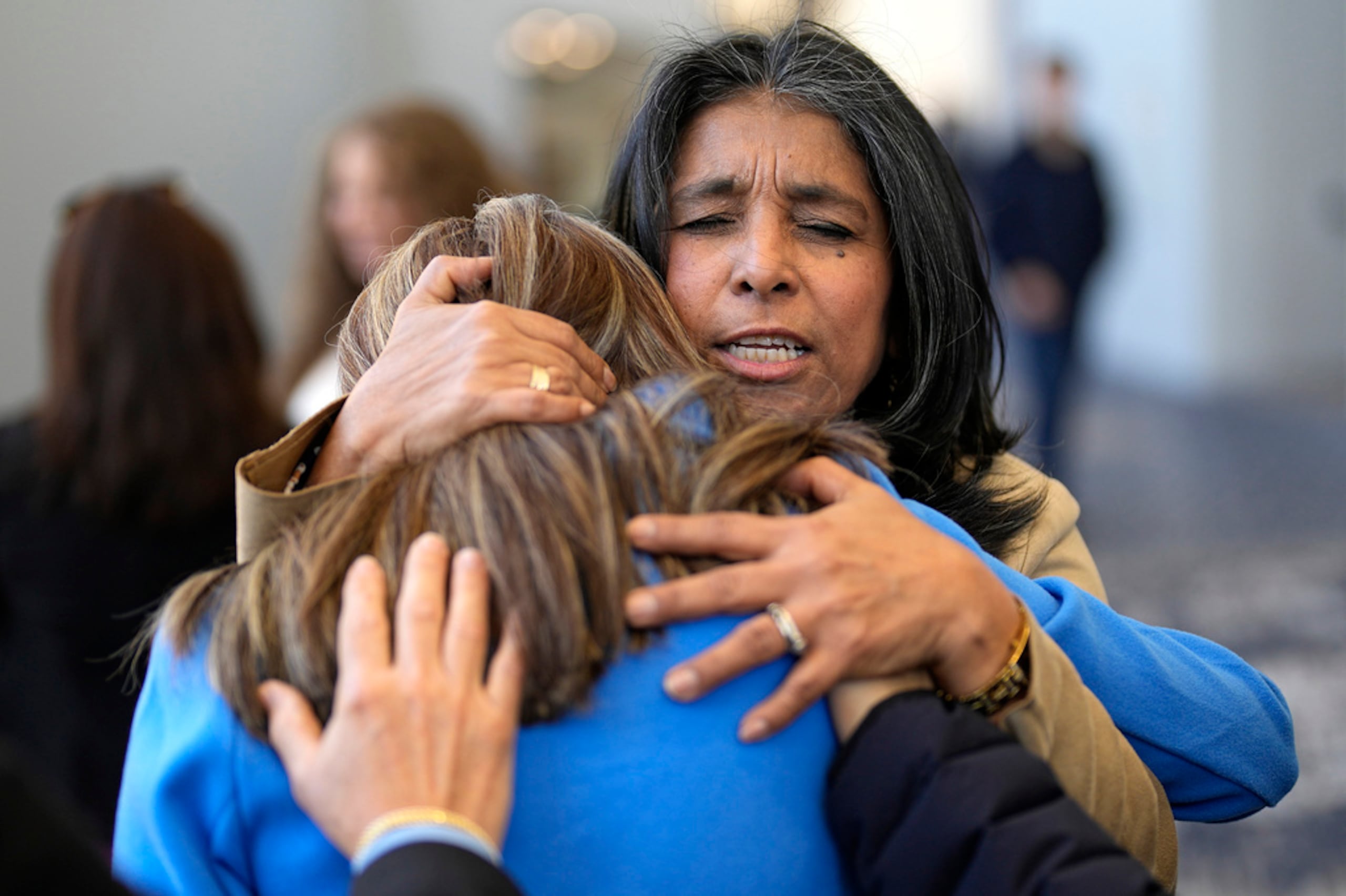 Feligreses oraron en el vestíbulo de la Iglesia Lakewood el domingo.