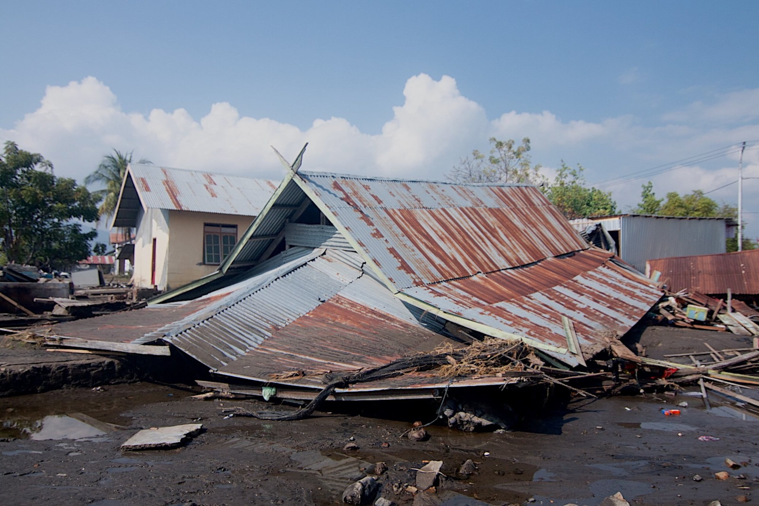 MBAY (Indonesia), 15/08/2026.- Vista general de una casa dañada tras un terremoto de magnitud 7,7 en Mbay, Nagekeo, provincia de Nusa Tenggara Oriental, Indonesia, el 15 de agosto de 2026.
EFE/EPA/IGNASIUS KUNDA