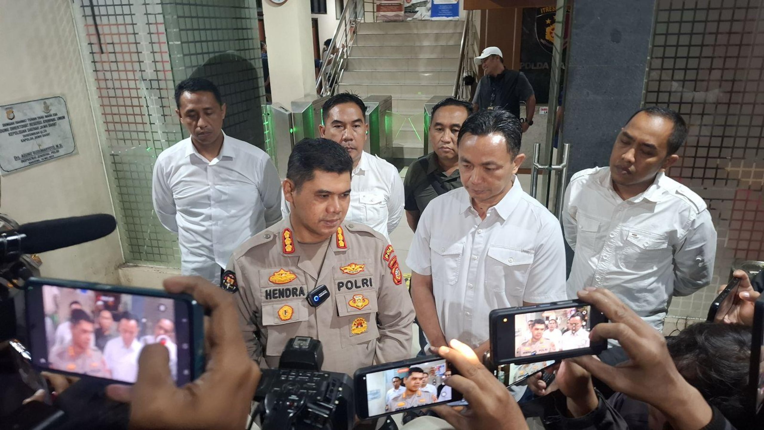 YAKARTA (INDONESIA), 16/07/2025.- La Policía de Indonesia desmanteló una red criminal acusada de haber vendido en los últimos dos años unos 24 bebés a familias en Singapur por unos 700 dólares estadounidenses, un caso por el que hay 12 personas detenidas. En un comunicado difundido este miércoles, la Policía de Java Occidental informó de que seis bebés -uno de ellos nacido en Yakarta- fueron rescatados de esta organización criminal antes de que fueran vendidos y se encuentran ahora bajo la custodia de las autoridades y recibiendo cuidados médicos. EFE/Policía de Java Occidental / SOLO USO EDITORIAL/SOLO DISPONIBLE PARA ILUSTRAR LA NOTICIA QUE ACOMPAÑA (CRÉDITO OBLIGATORIO)
