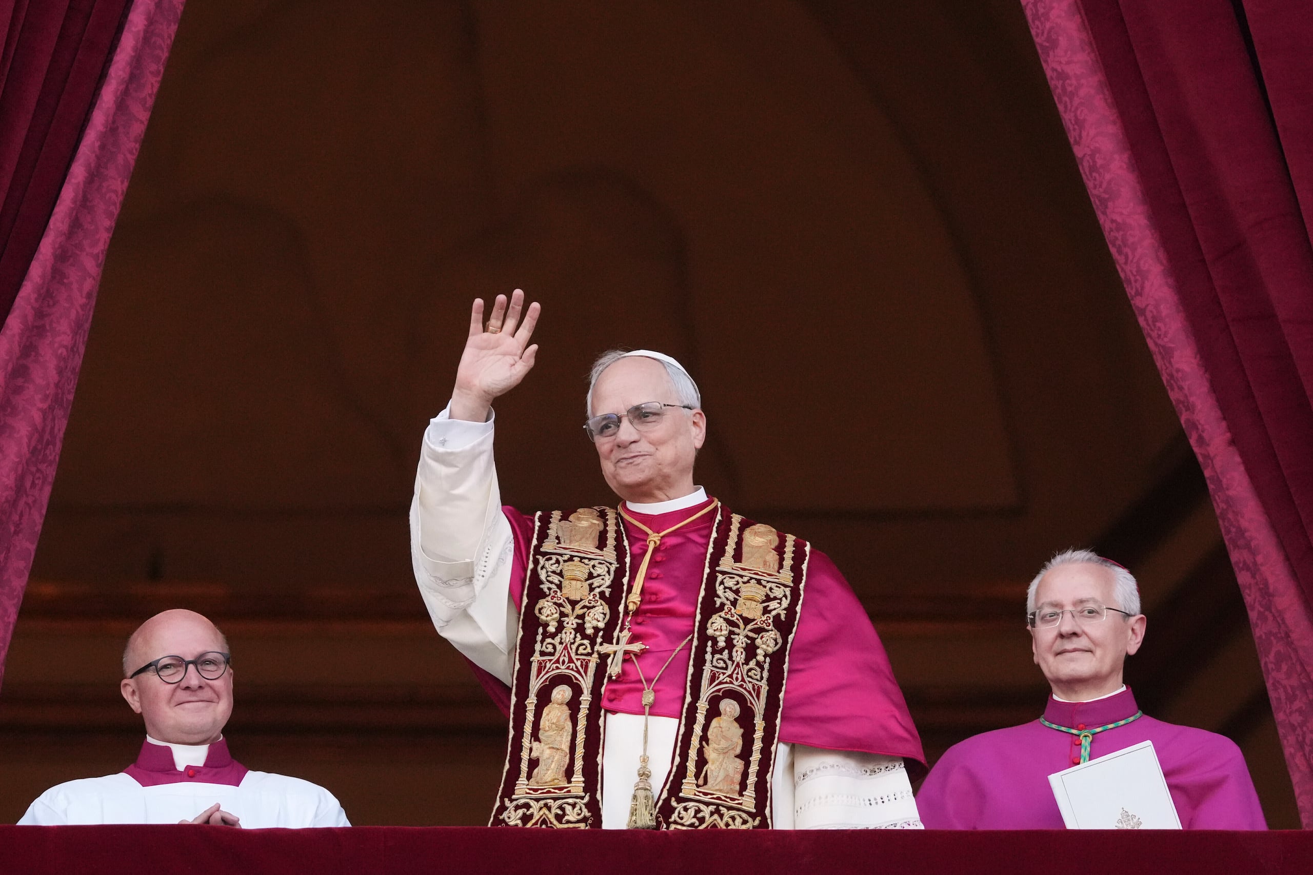 El nuevo papa León XIV en la logia central de la Basílica de San Pedro tras ser elegido pontífice de la Iglesia católica.