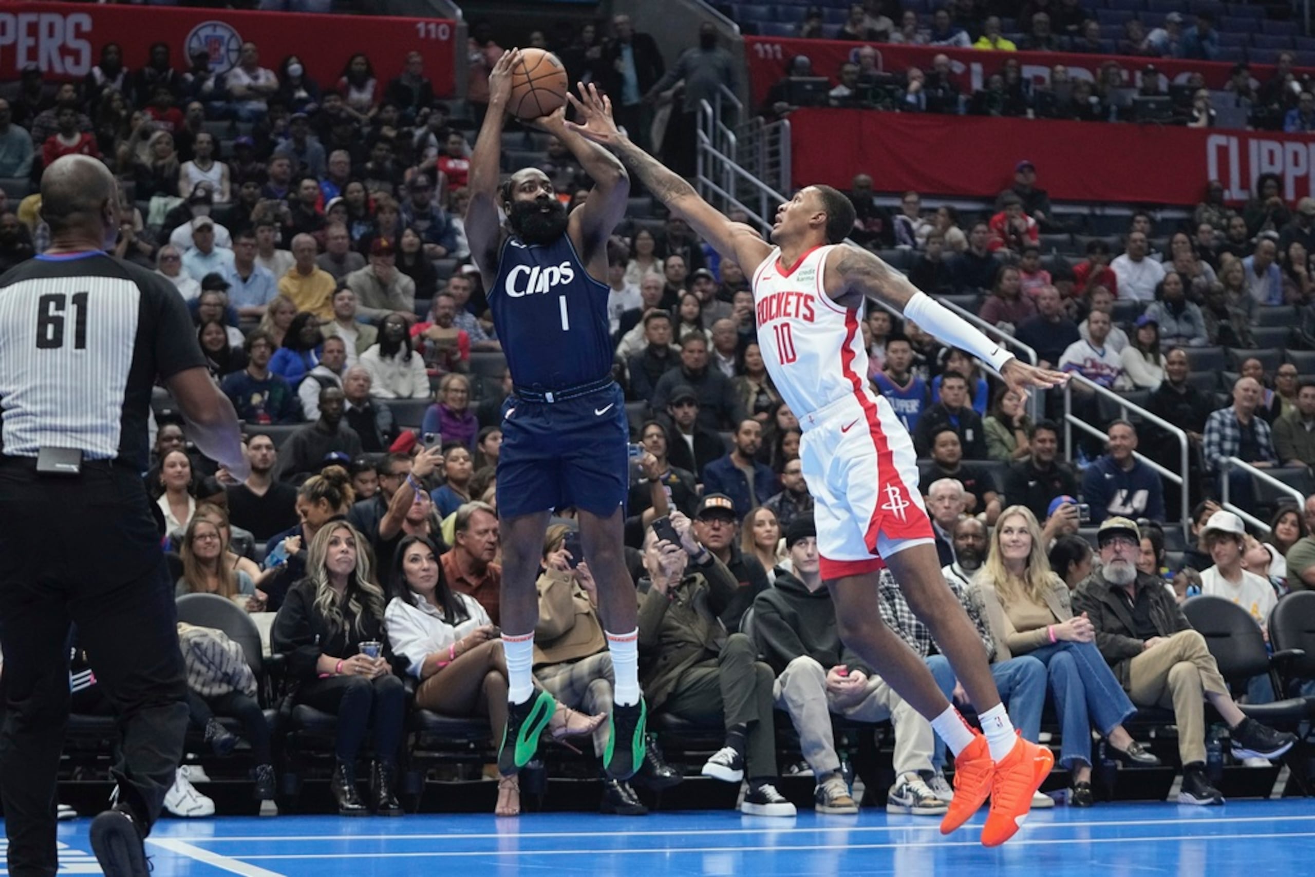 James Harden (izquierda) tuvo su mejor desempeño desde que se integró a los Clippers.