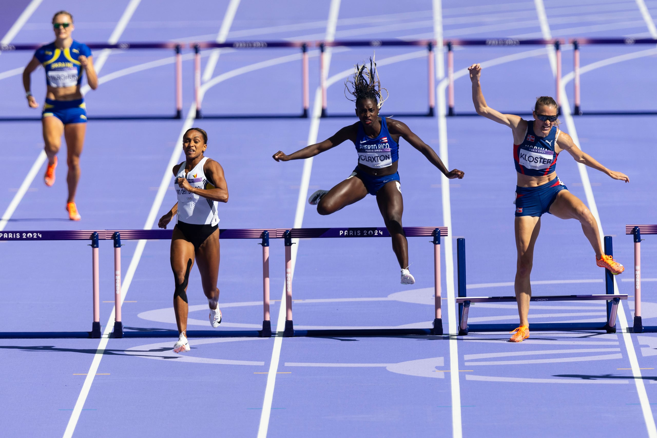 Grace Claxton salta con efectividad una de las vallas de la competencia.