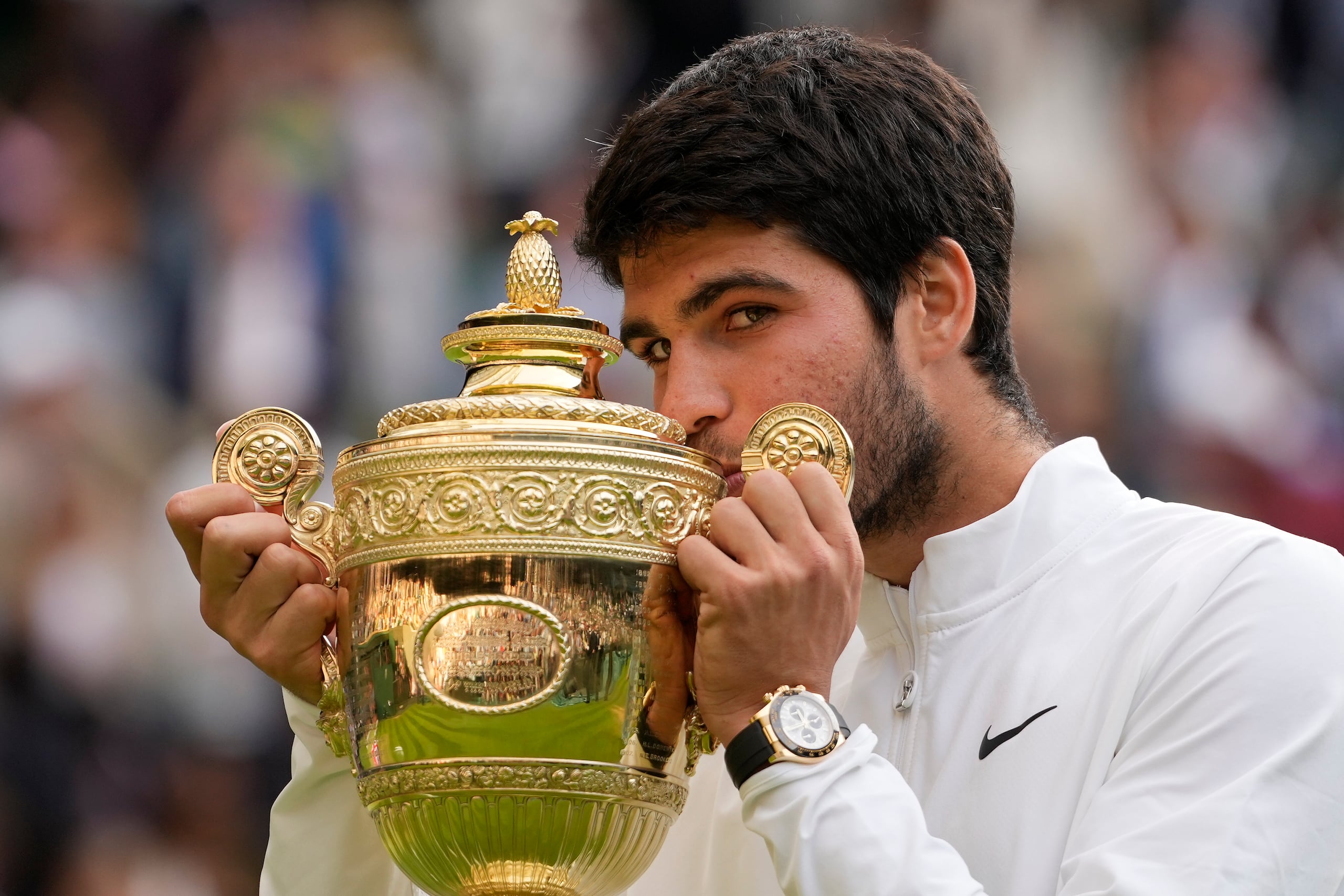 Carlos Alcaraz besa el trofeo de campeón tras derrotar a Novak Djokovic en la final de Wimbledon.