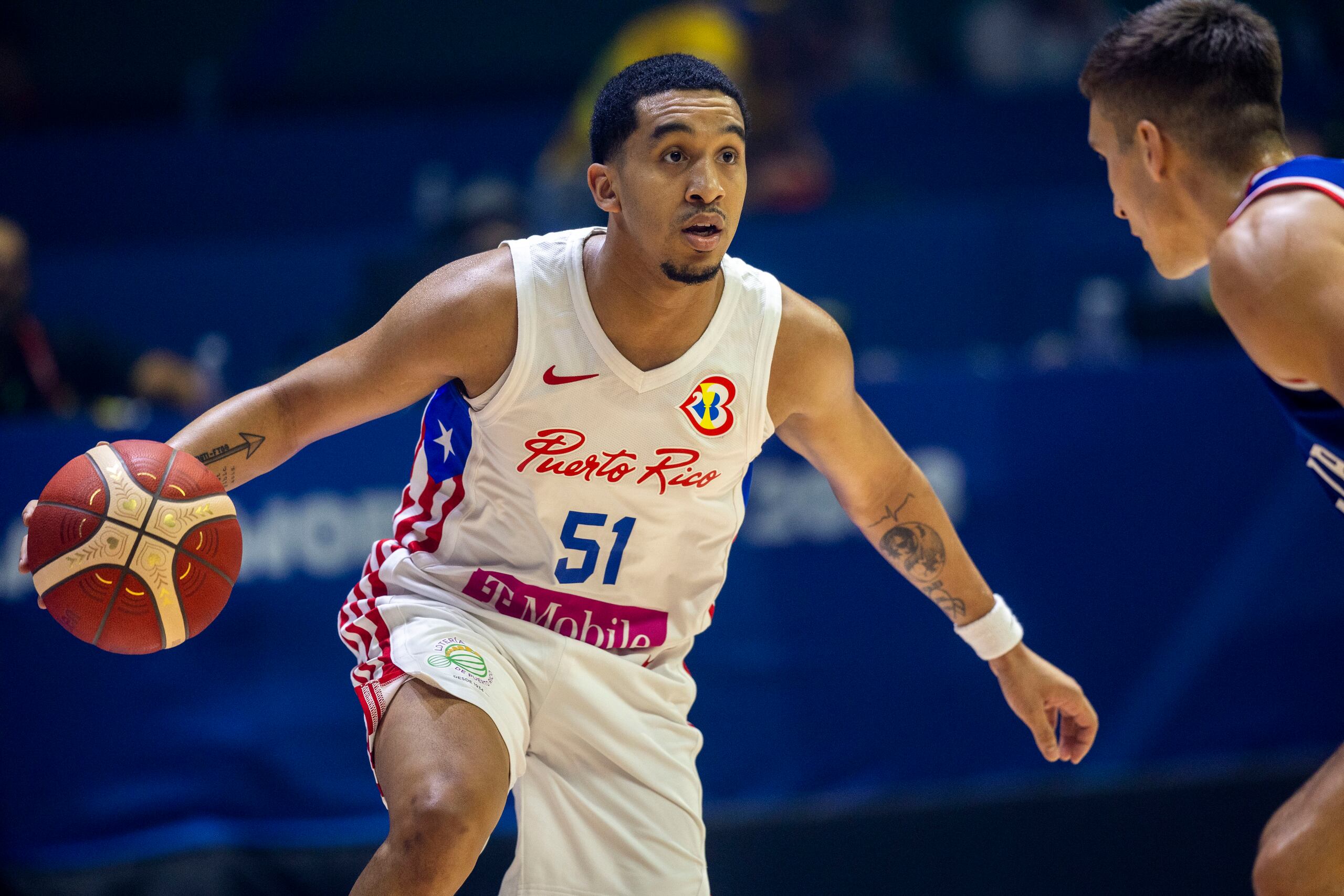 Tremont Waters maneja el balón frente a Serbia en la Copa del Mundo.