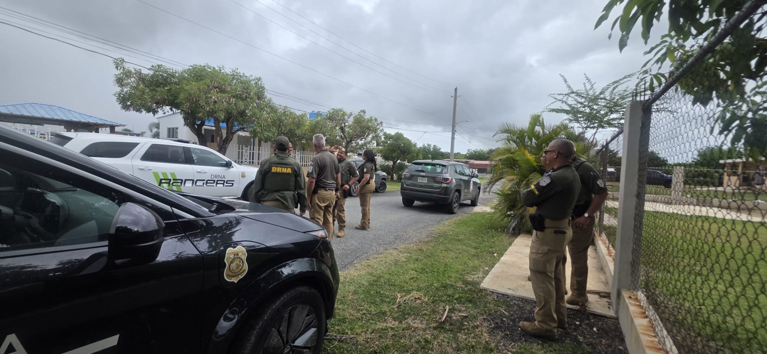 Personal del Cuerpo de Vigilantes del DRNA durante el operativo para dar con los pozos ilegales.