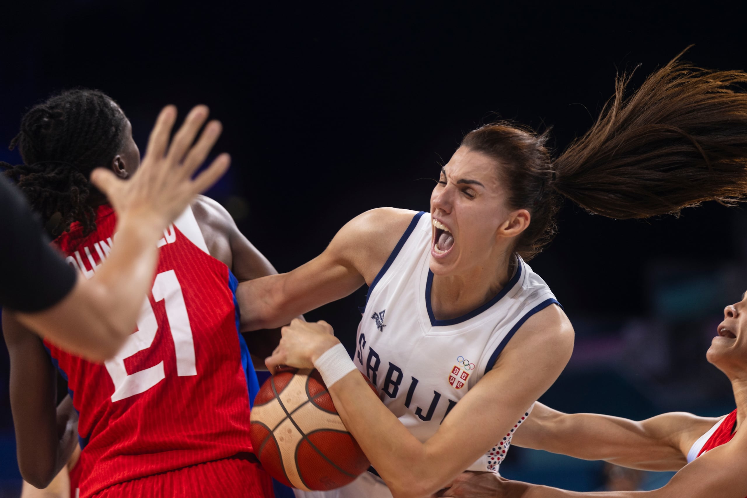 Una jugada entre Mya Hollingshed y la serbia Jovana Nogic en las postrimerías del partido resultó en una par de faltas técnicas que ayudaron a Puerto Rico a acercarse en el marcador a dos puntos.