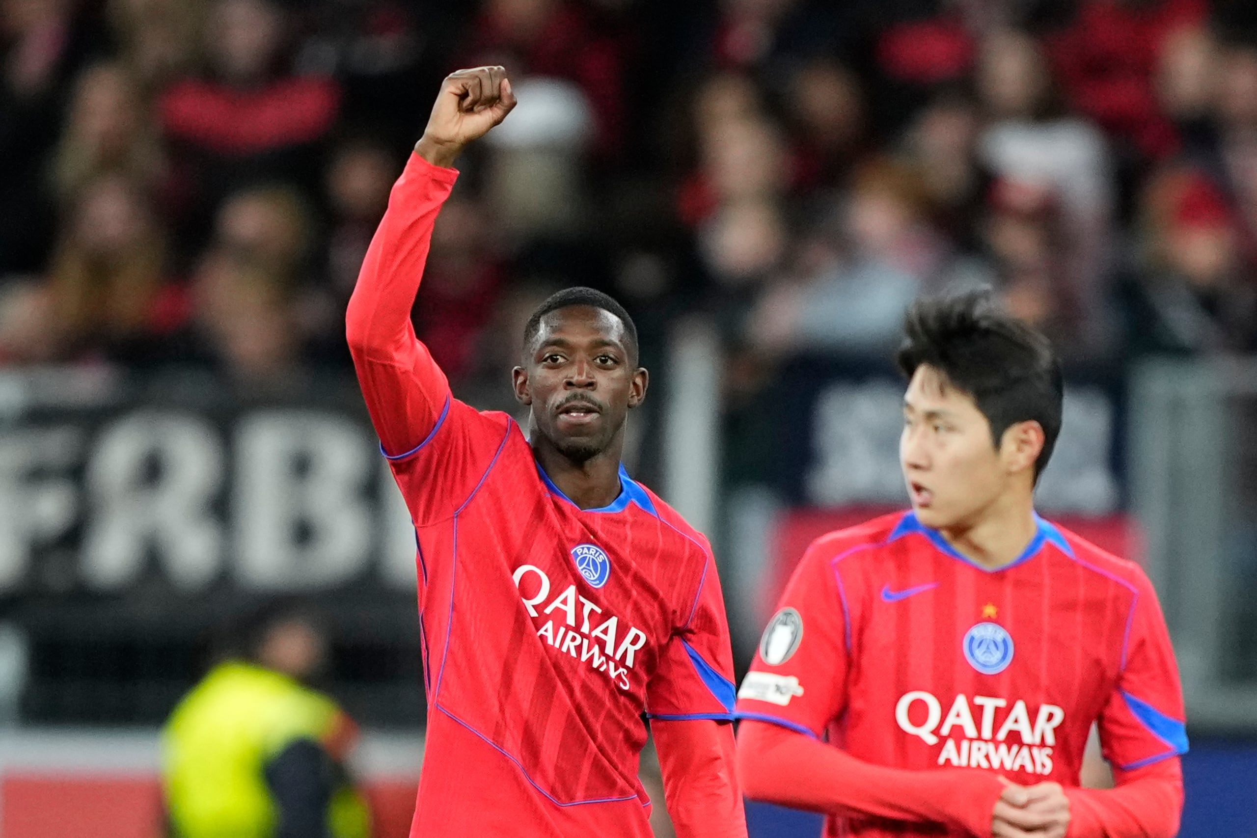 Ousmane Dembele del Paris Saint-Germain celebra tras anotar el sexto gol en el encuentro ante el Bayer Leverkusen.