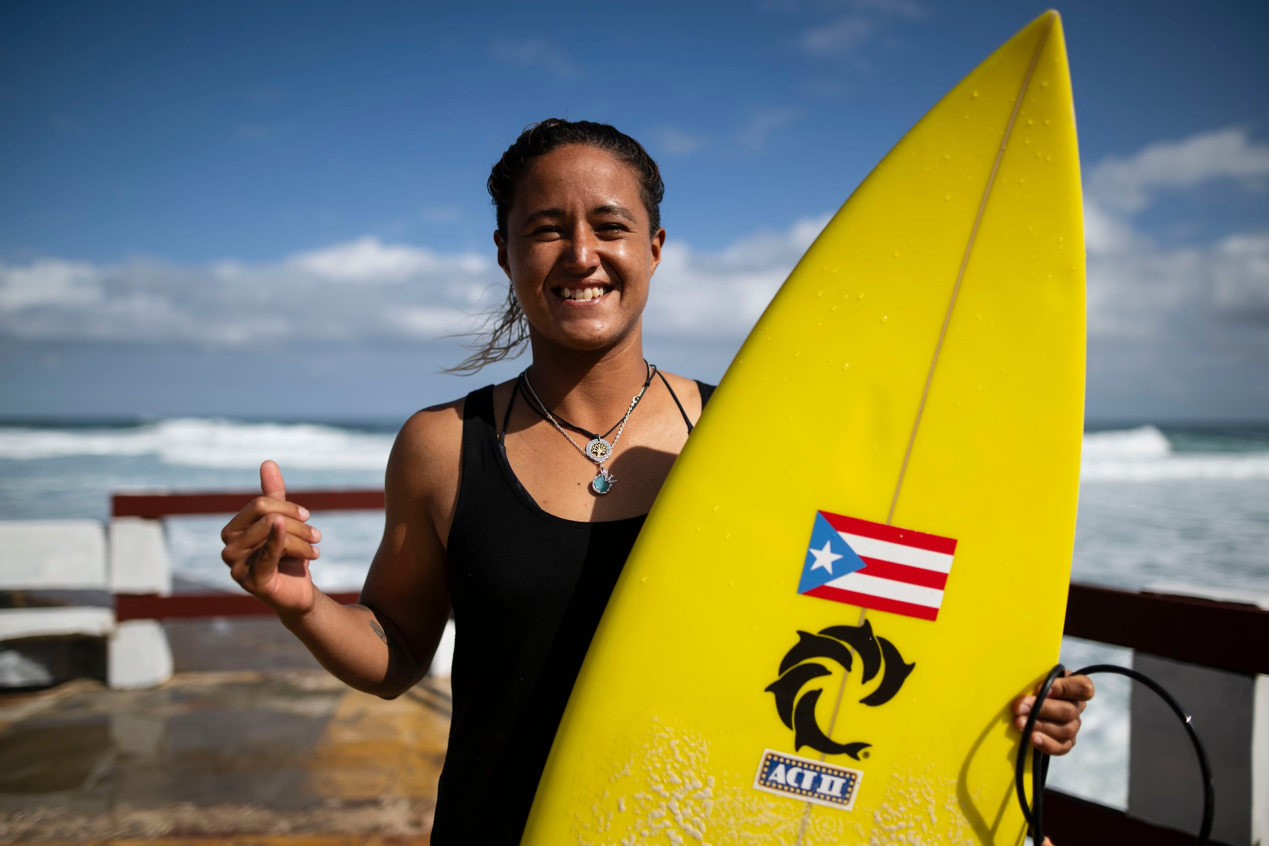 Las caras, costumbres y colores del surfing boricua, como los de la surfer nacional Jólari Carrera, se manifestarán durante el Mundial en La Marginal de Arecibo.