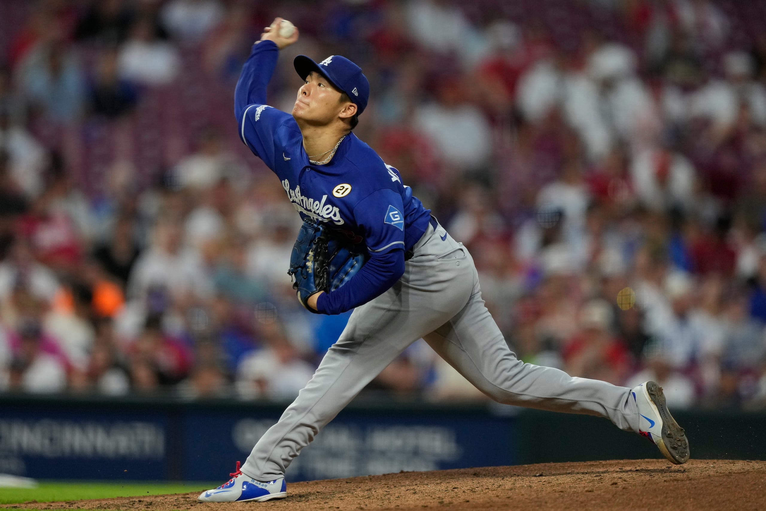 El pitcher de los Dodgers de Los Ángeles Yoshinobu Yamamoto lanza ante los Reds.
