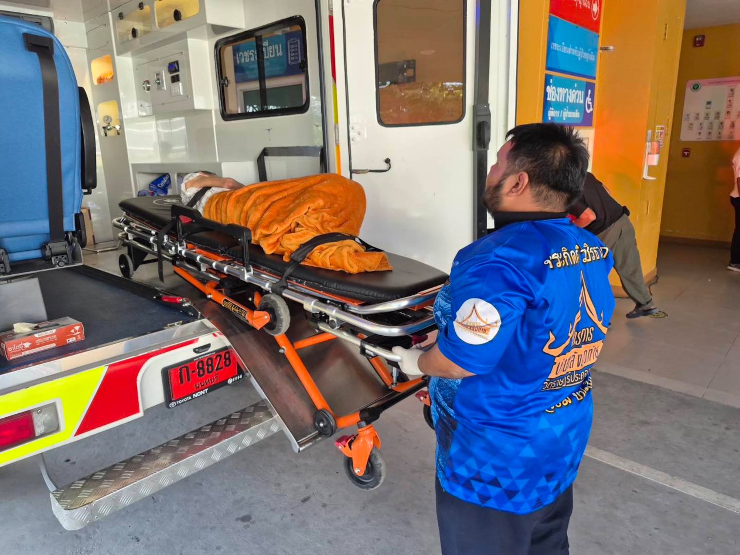 Paramédicos trasladan a una anciana, hallada con vida tras ser considerada muerta, a un hospital local antes de su cremación.