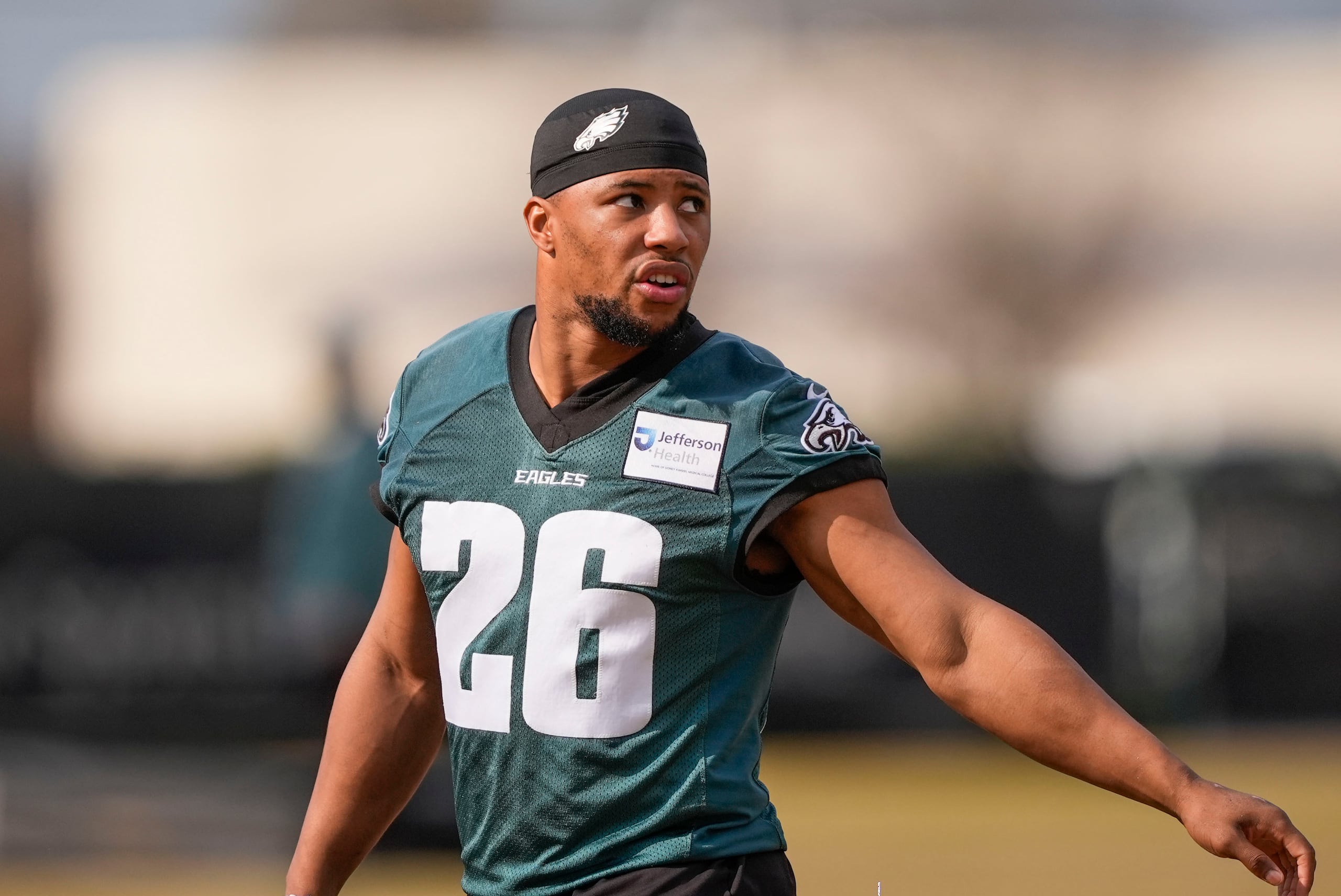 Saquon Barkley, corredor de los Eagles de Filadelfia, calienta en una práctica el jueves, 6 de febrero de 2025, en Nueva Orleáns.