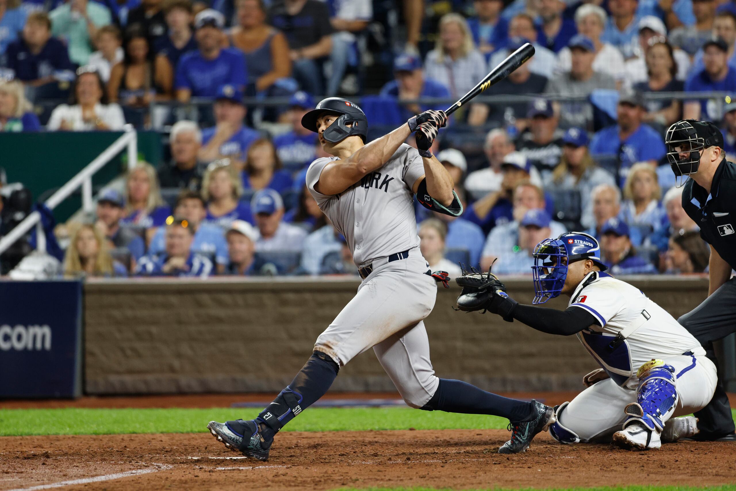 Giancarlo Stanton, de los Yankees de Nueva York, observa su cuadragular solitario durante la octava entrada del tercer juego de la Serie Divisional de la Liga Americana en contra de los Royals de Kansas City.