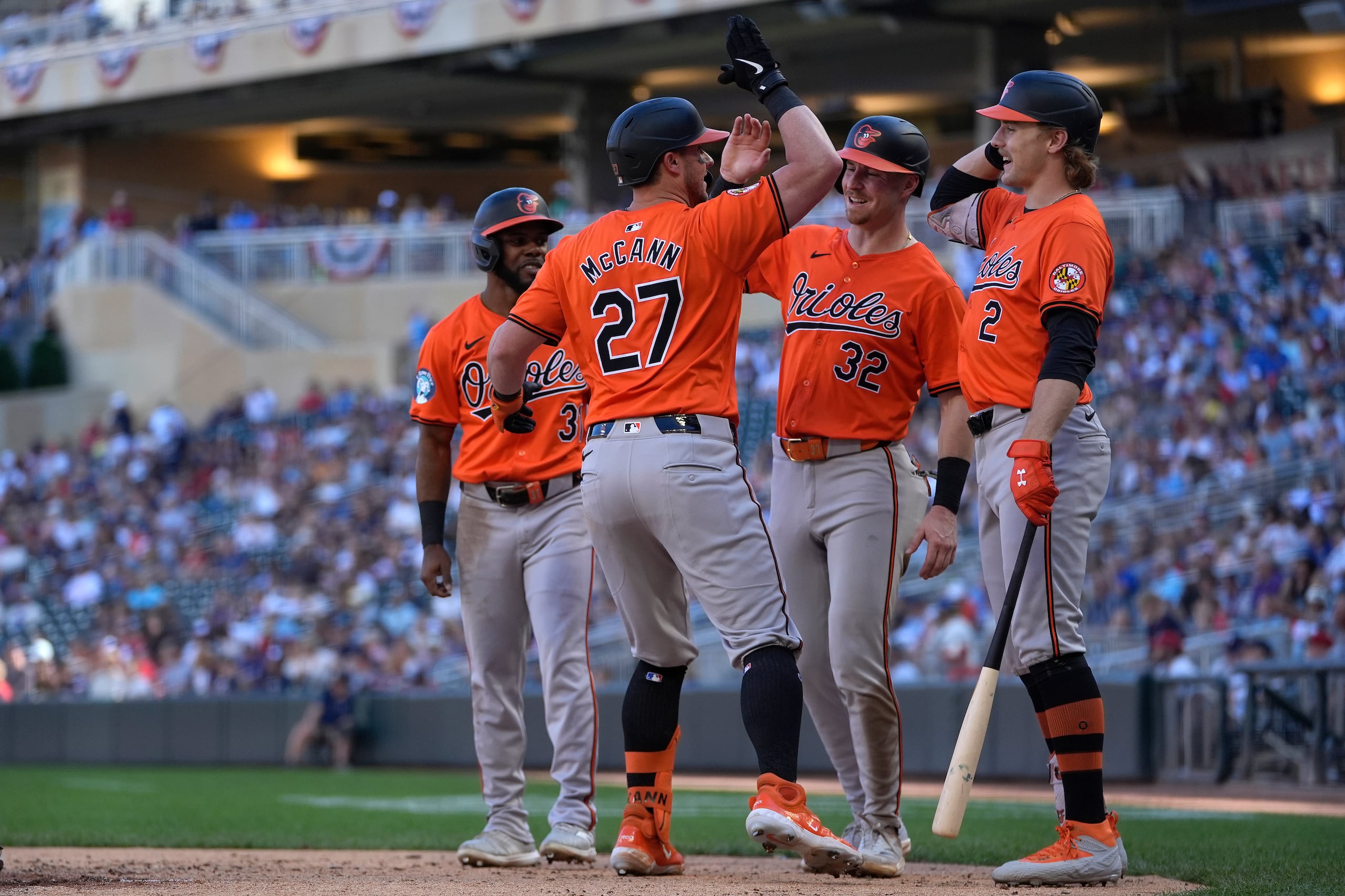 James McCann (27), de los Orioles de Baltimore, celebra con sus compañeros de equipo después de conectar un jonrón de 3 carreras durante la quinta entrada contra los Mellizos de Minnesota, el domingo 29 de septiembre de 2024, en Minneapolis. (AP Foto/Abbie Parr)