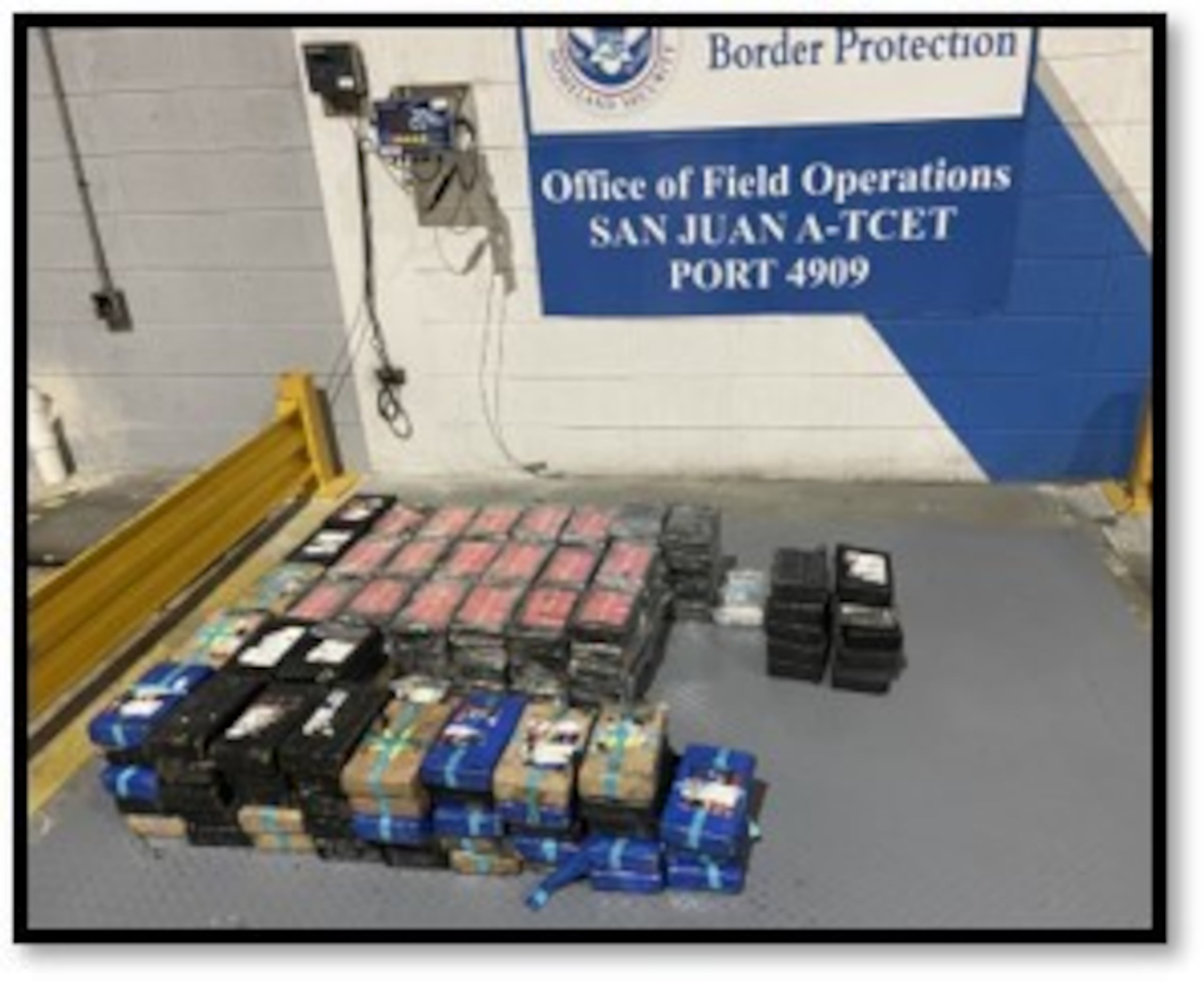 Los agentes encontraron 183 ladrillos compuestos de una sustancia en polvo blanca, que dio positivo a las propiedades de la cocaína.