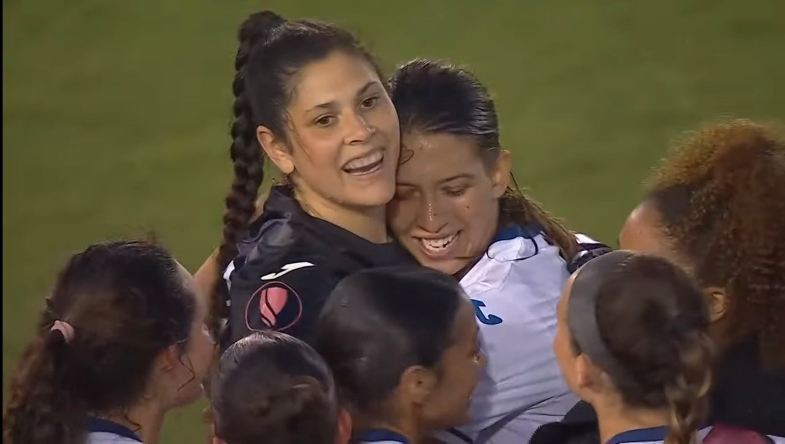 La portera Sydney Martínez (izquierda) y la Selección Nacional celebran el histórico triunfo.