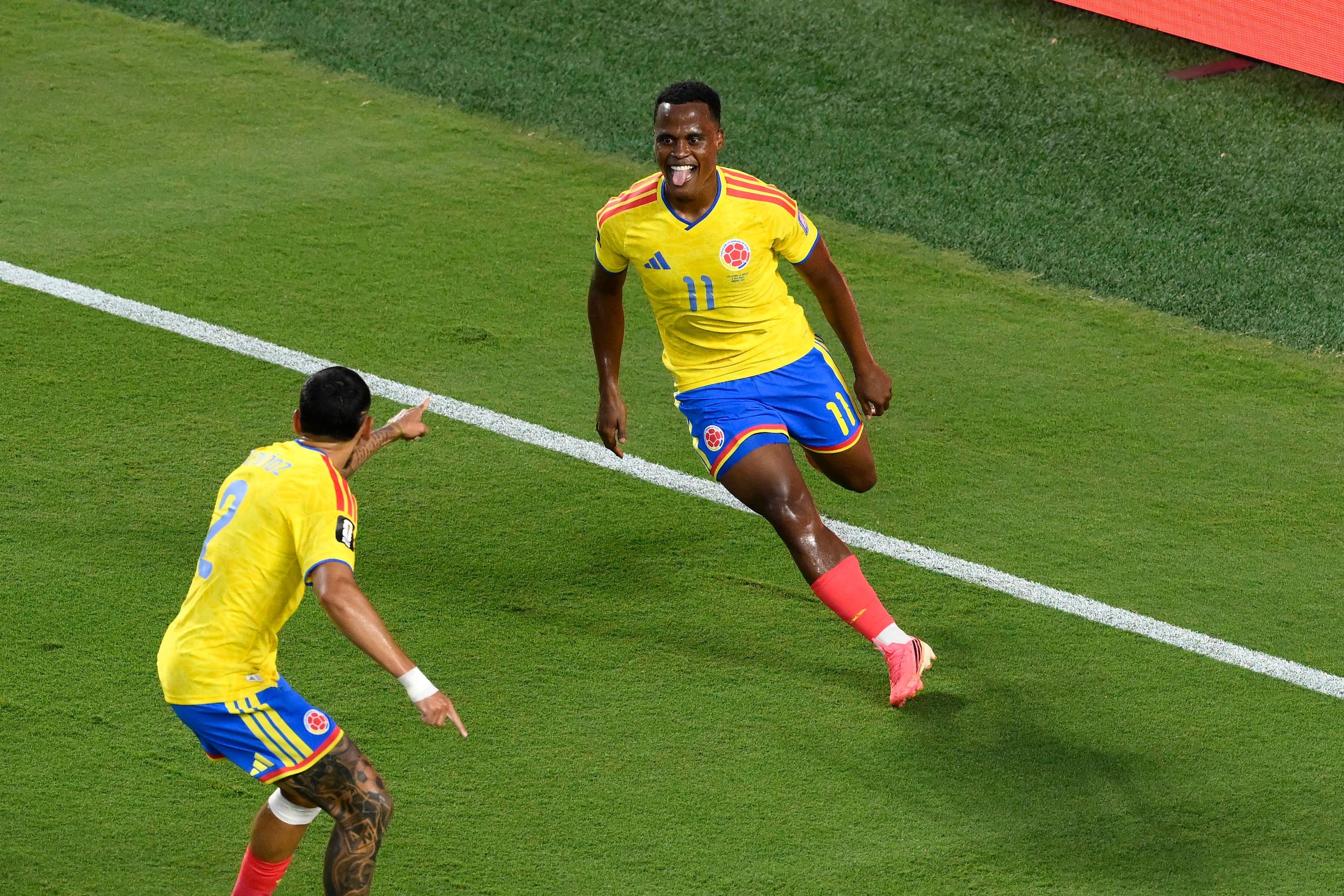 Jhon Arias festeja con Daniel Muñoz después de marcar un gol ante Ghana.