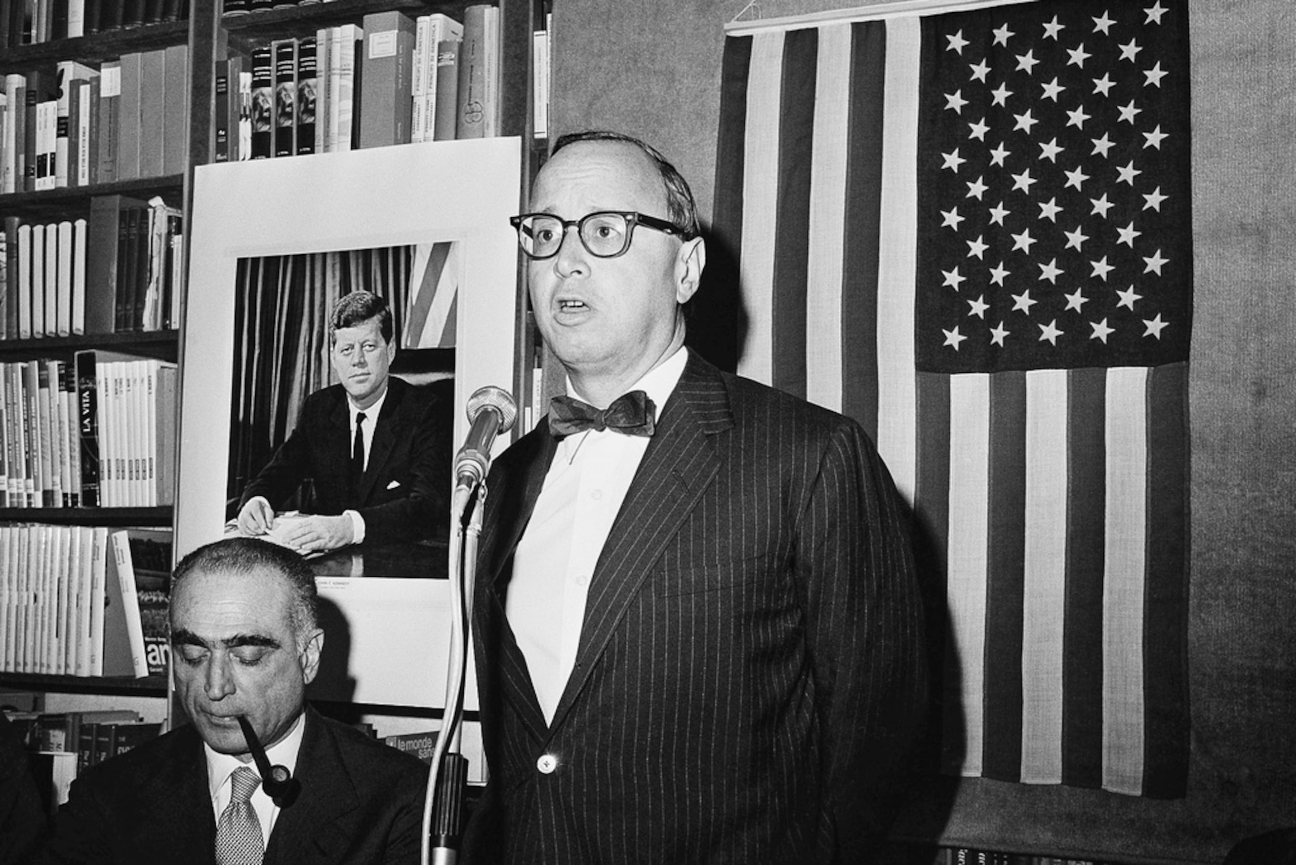 Arthur Schlesinger Jr., historiador de la Universidad de Harvard y exasesor personal del presidente John F. Kennedy, hace breves declaraciones mientras su libro "A Thousand Days: John F. Kennedy in the White House" era presentado al público italiano el 24 de enero de 1966, en Roma. A la izquierda se encuentra el periodista y escritor italiano Luigi Barzini Jr., que introdujo a Schlesinger ante la audiencia.