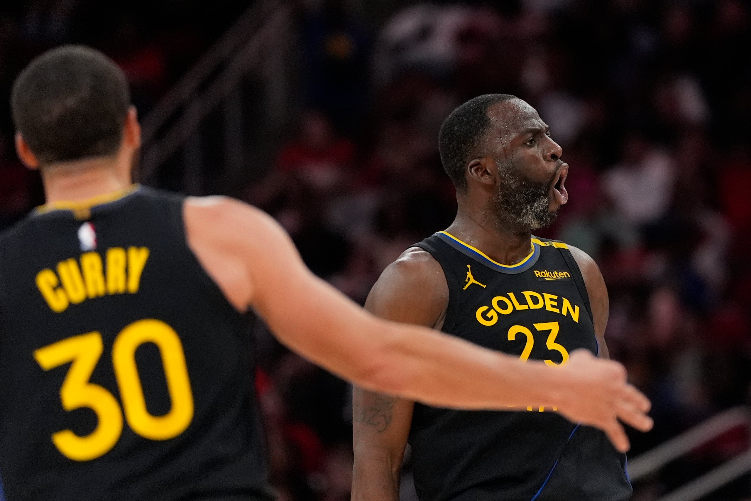 Draymond Green (23), de los Warriors de Golden State, celebra después de anotar un triple contra los Rockets de Houston durante la segunda mitad de un partido de baloncesto de la NBA, el jueves 13 de febrero de 2025.