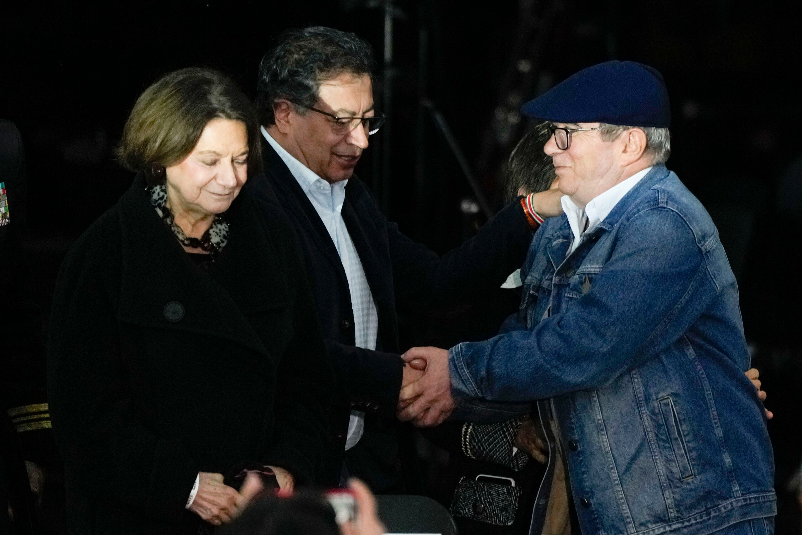 Rodrigo Londono, presidente del partido político COMUNES y excomandante de las Fuerzas Armadas Revolucionarias de Colombia (FARC), a la derecha, estrecha la mano del presidente de Colombia, Gustavo Petro, durante una ceremonia que marca el octavo aniversario de la firma del acuerdo de paz entre el gobierno y las FARC en Bogotá, Colombia, el jueves 21 de noviembre de 2024. (Foto AP/Fernando Vergara)