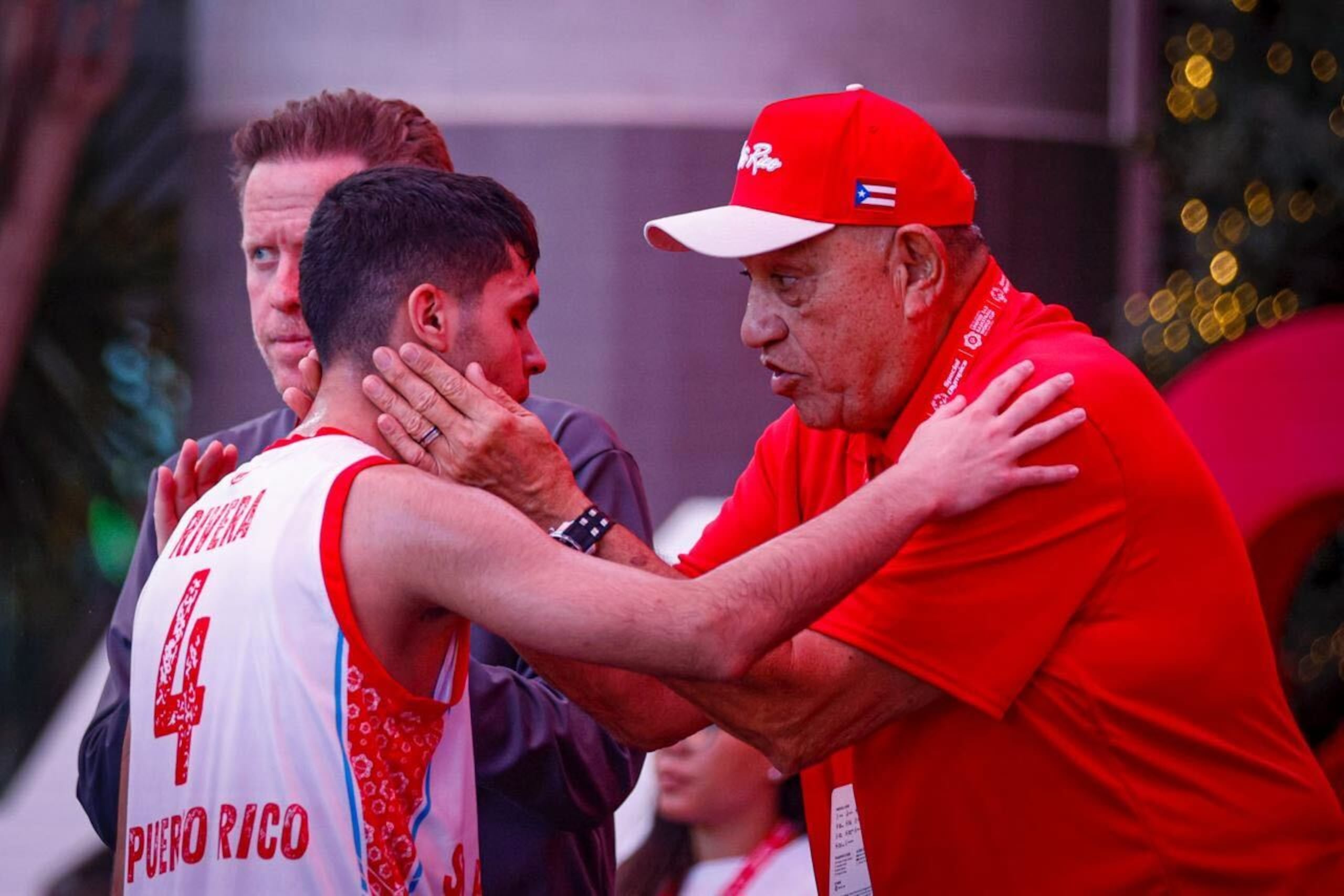 Flor Meléndez junto a un atleta de Special Olympics en la Copa Mundial Unificada de Baloncesto 3x3 Special Olympics.