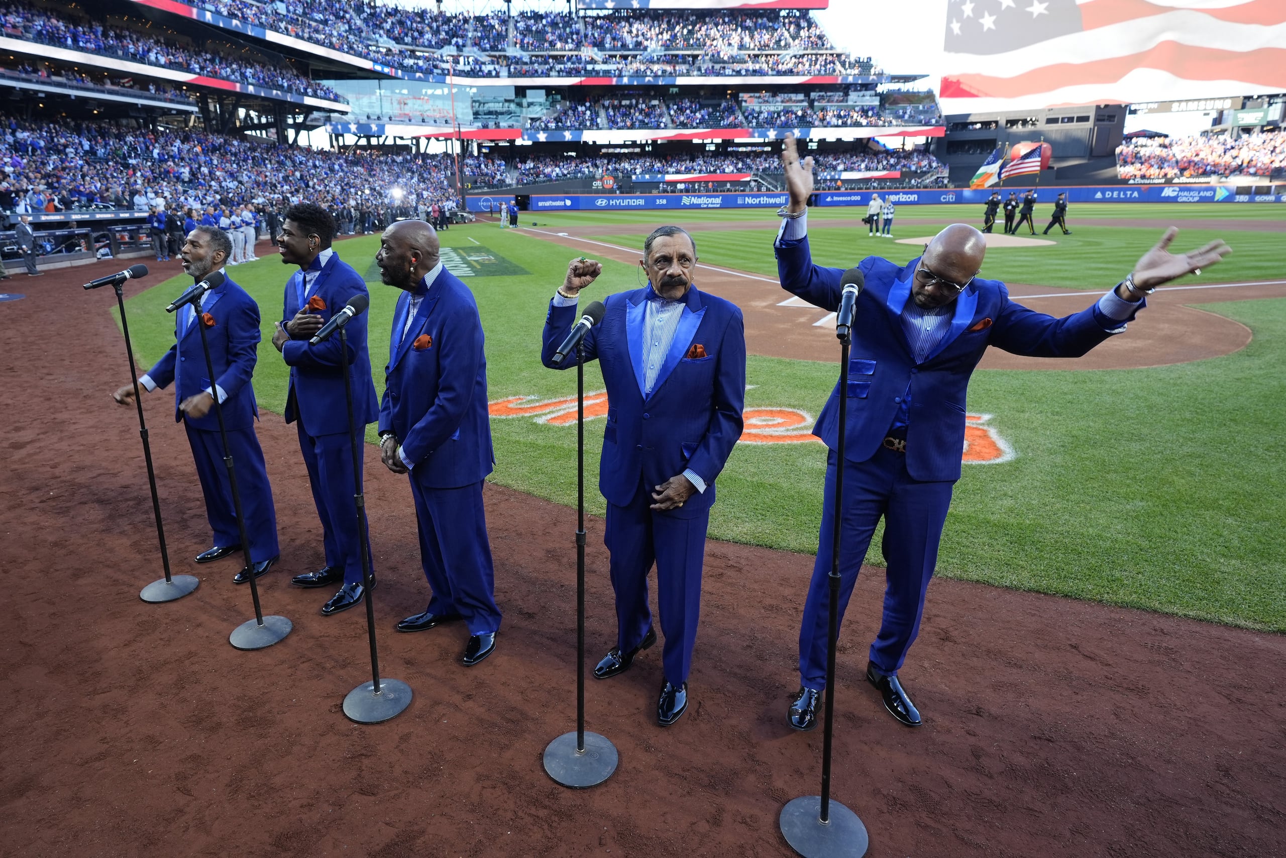 The Temptations cantan antes del quinto juego de la Serie de Campeonato de la Liga Nacional entre los Dodgers de los Ángeles y los Mets de Nueva York, el viernes 18 de octubre de 2024.