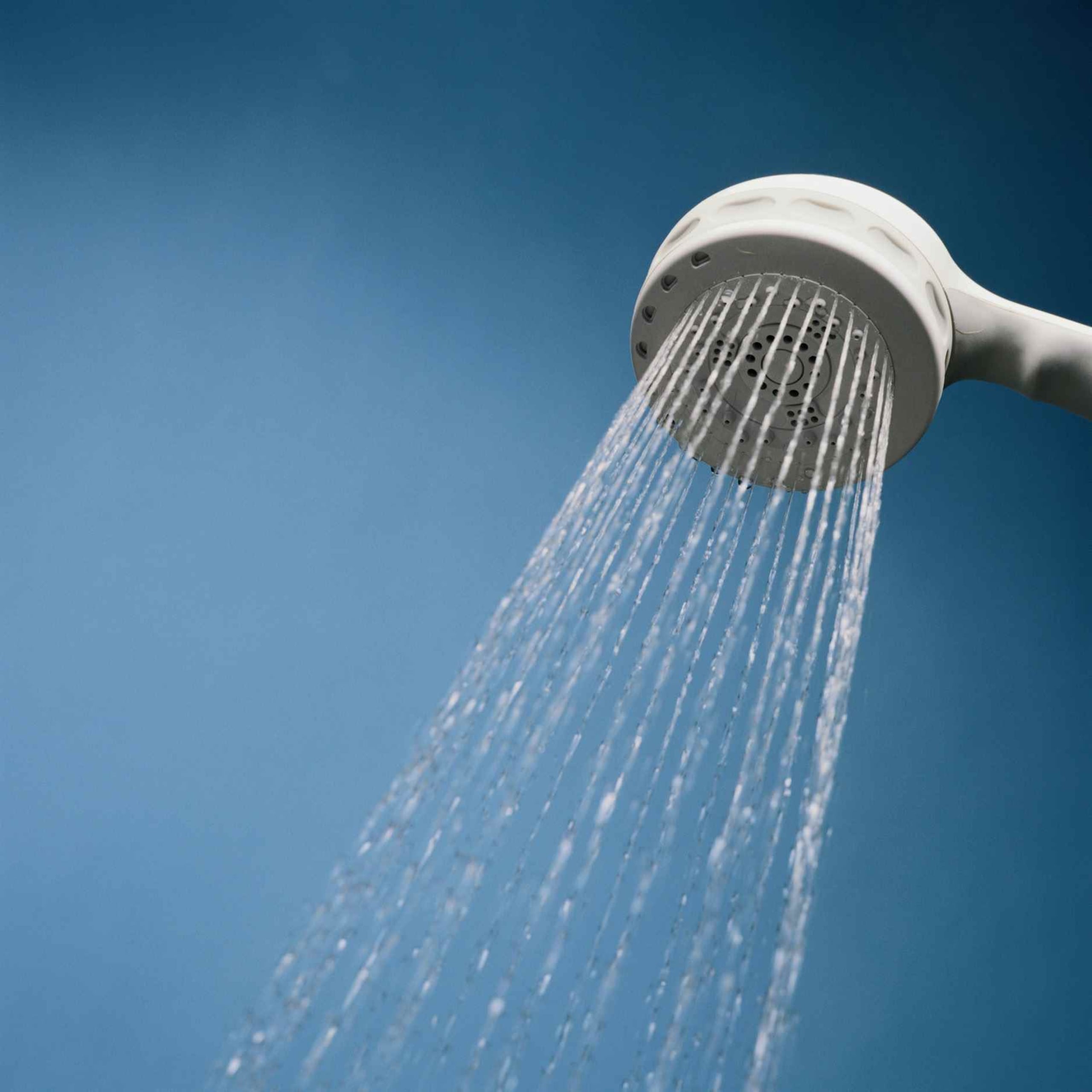 Al usar el baño, la AAA recomienda duchas cortas de cinco minutos o menos. (Archivo / GFR Media)