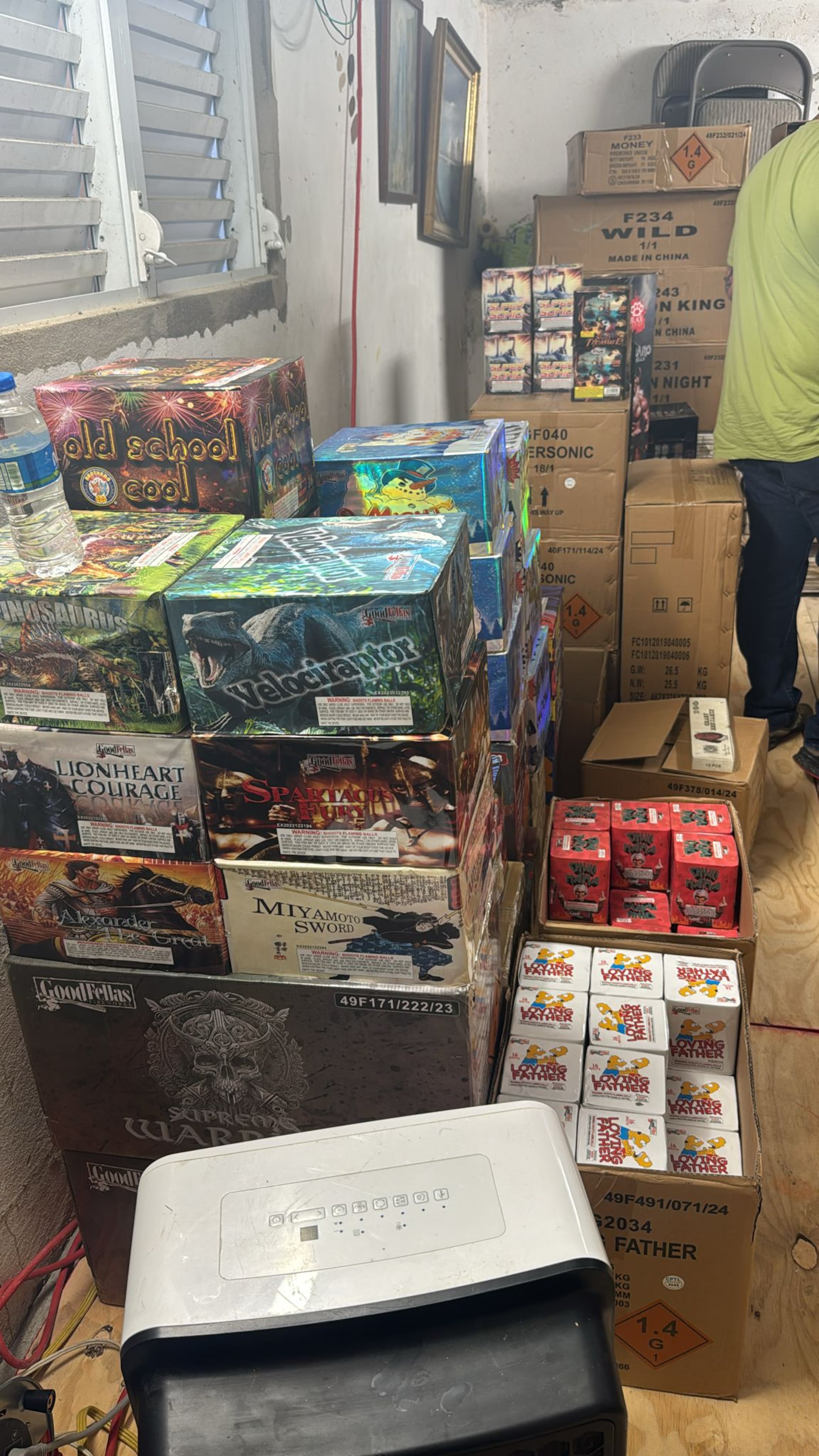 Un almacén con cajas de pirotecnia ilegal valorada en $40,000, que fue ocupado en dos allanamientos ocupando el barrio Quebrada Cruz, en Toa Alta.