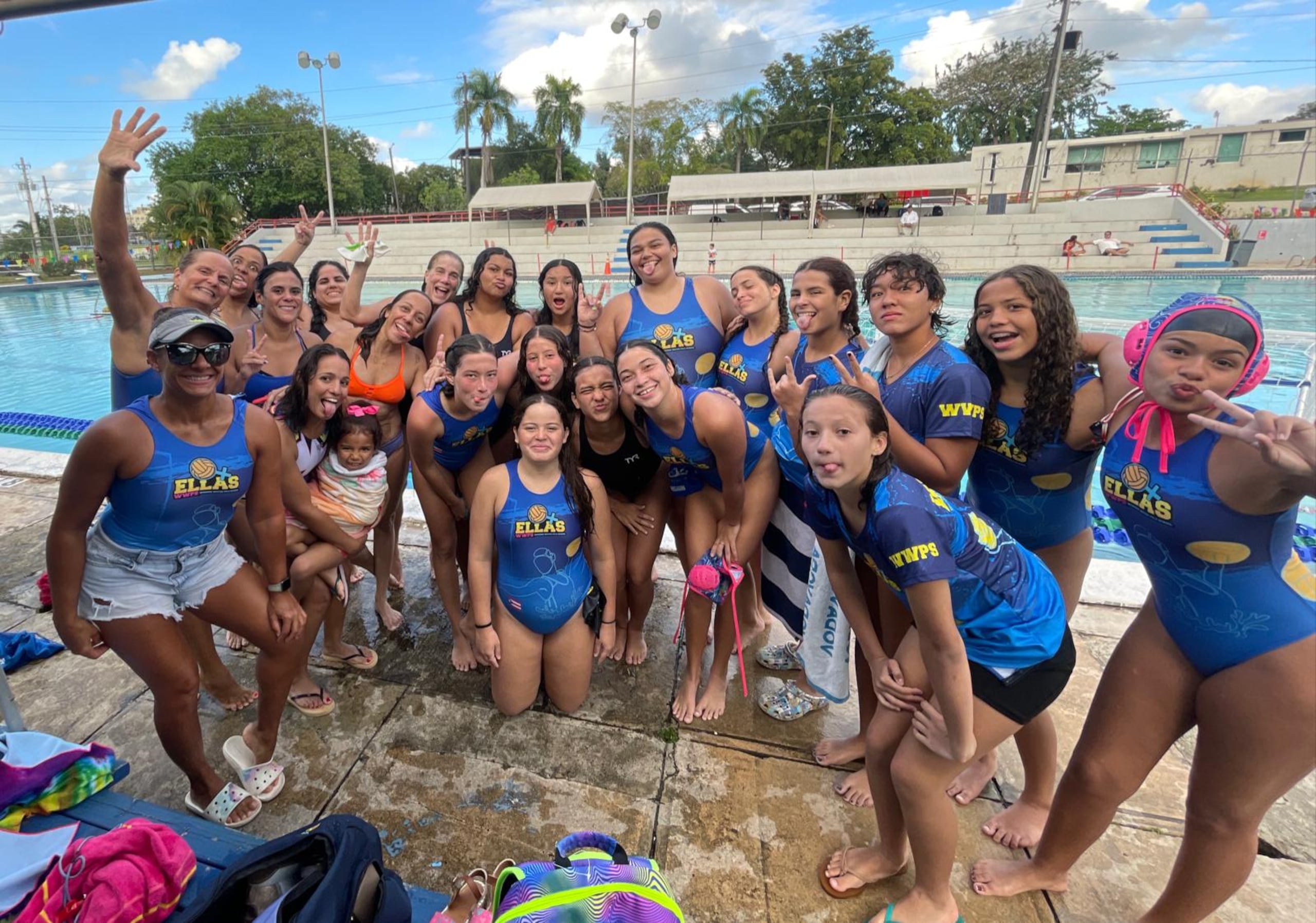 Las jóvenes se reúnen los sábados en la piscina de Loyola Athletic Club.