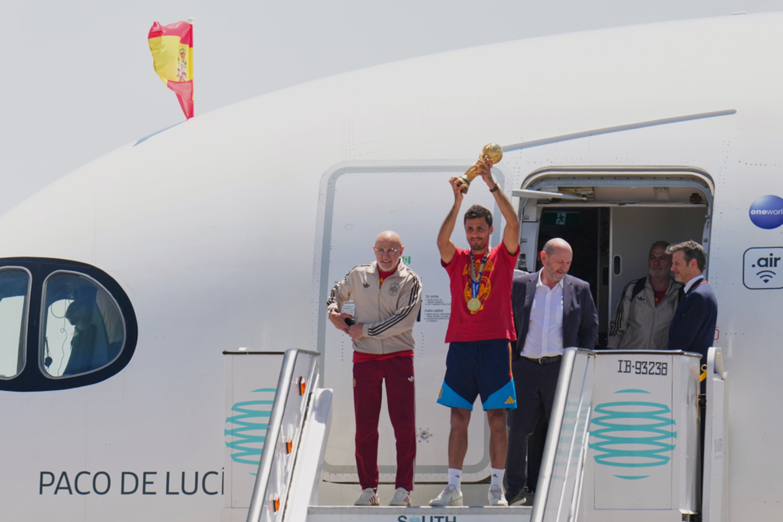 Rodrigo Hernández muestra la Copa al aterrizar en Madrid.