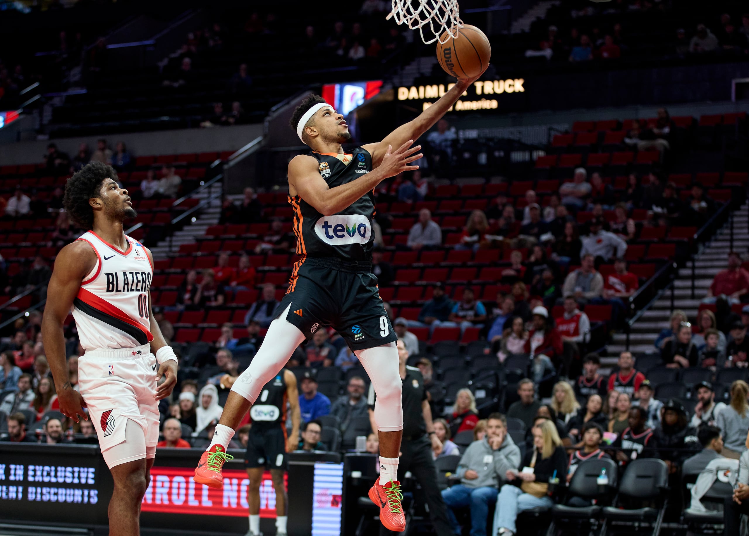 El bpricua Alfonso Plummer ataca el canasto ante la mirada del jugador de los Blazers, Scoot Henderson, como parte de un juego de exhibición en Portland.