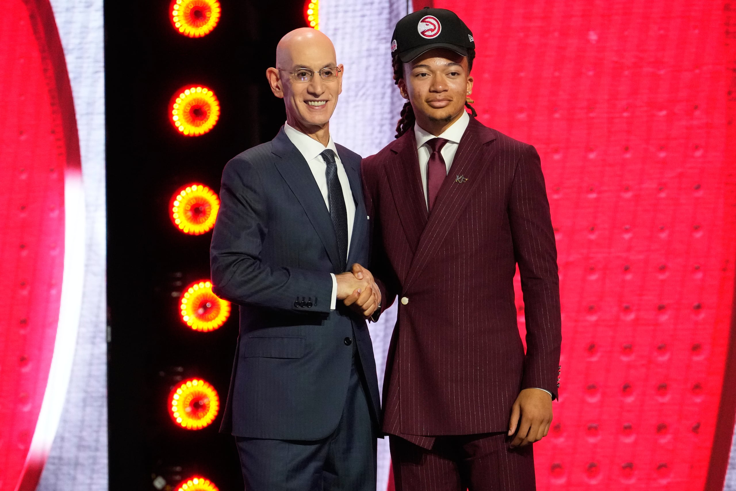 Kingston Flemings, a la derecha, posa junto al comisionado de la NBA, Adam Silver.
