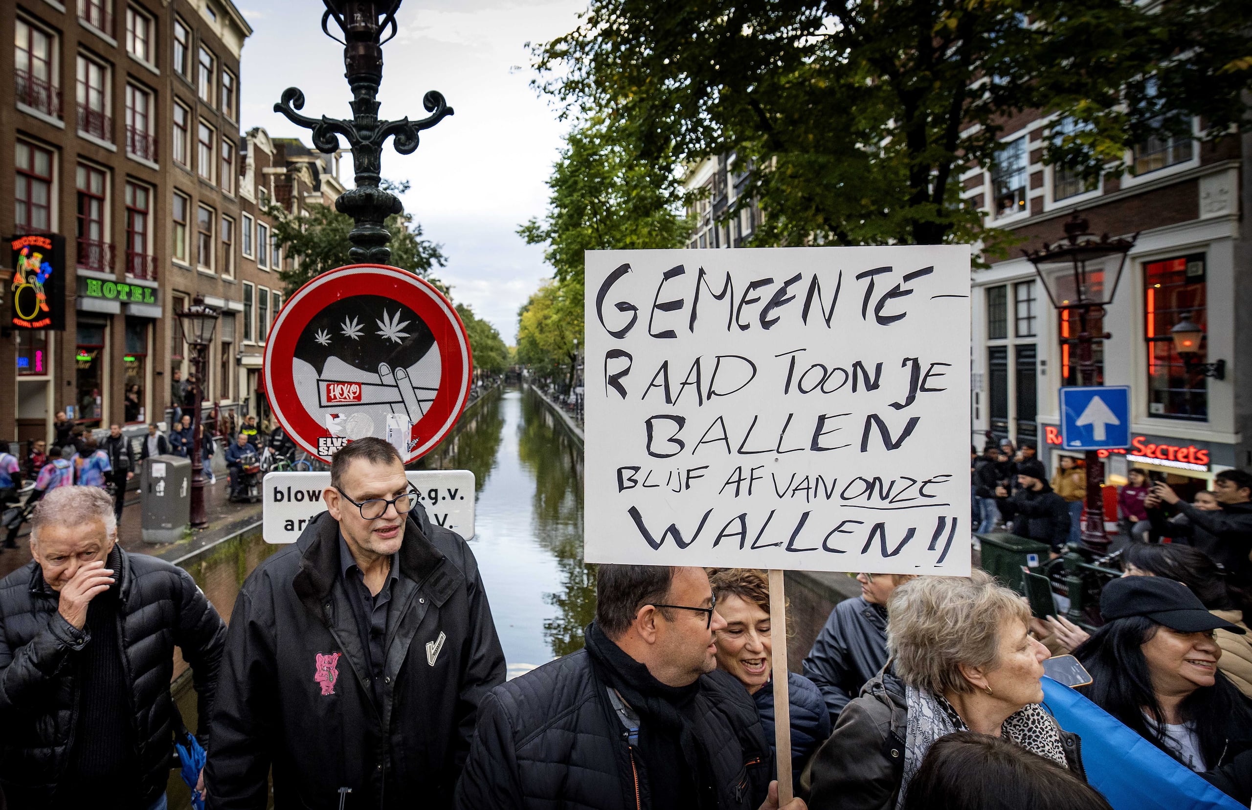 Imagen de una manifestación reciente contra el plan de cerrar los ventanales de la prostitución del Barrio Rojo de Ámsterdam y abrir un centro erótico en las afueras de la ciudad. EFE/EPA/ROBIN VAN LONKHUIJSEN