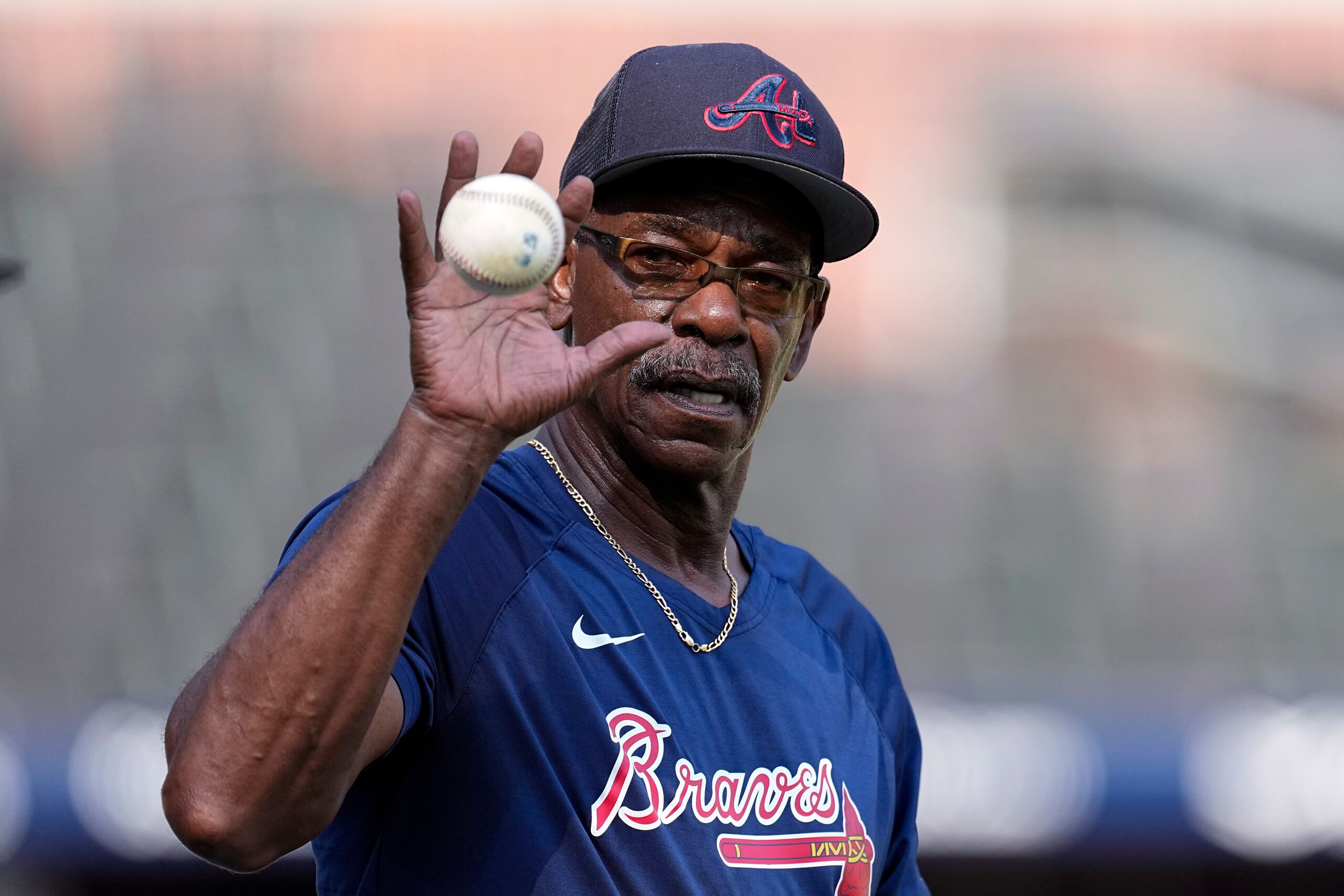 Ron Washington lleva sus más recientes temporadas como coach en Atlanta. Los ocho años previos fue el dirigente de los Rangers de Texas y los guió a dos Series Mundiales.