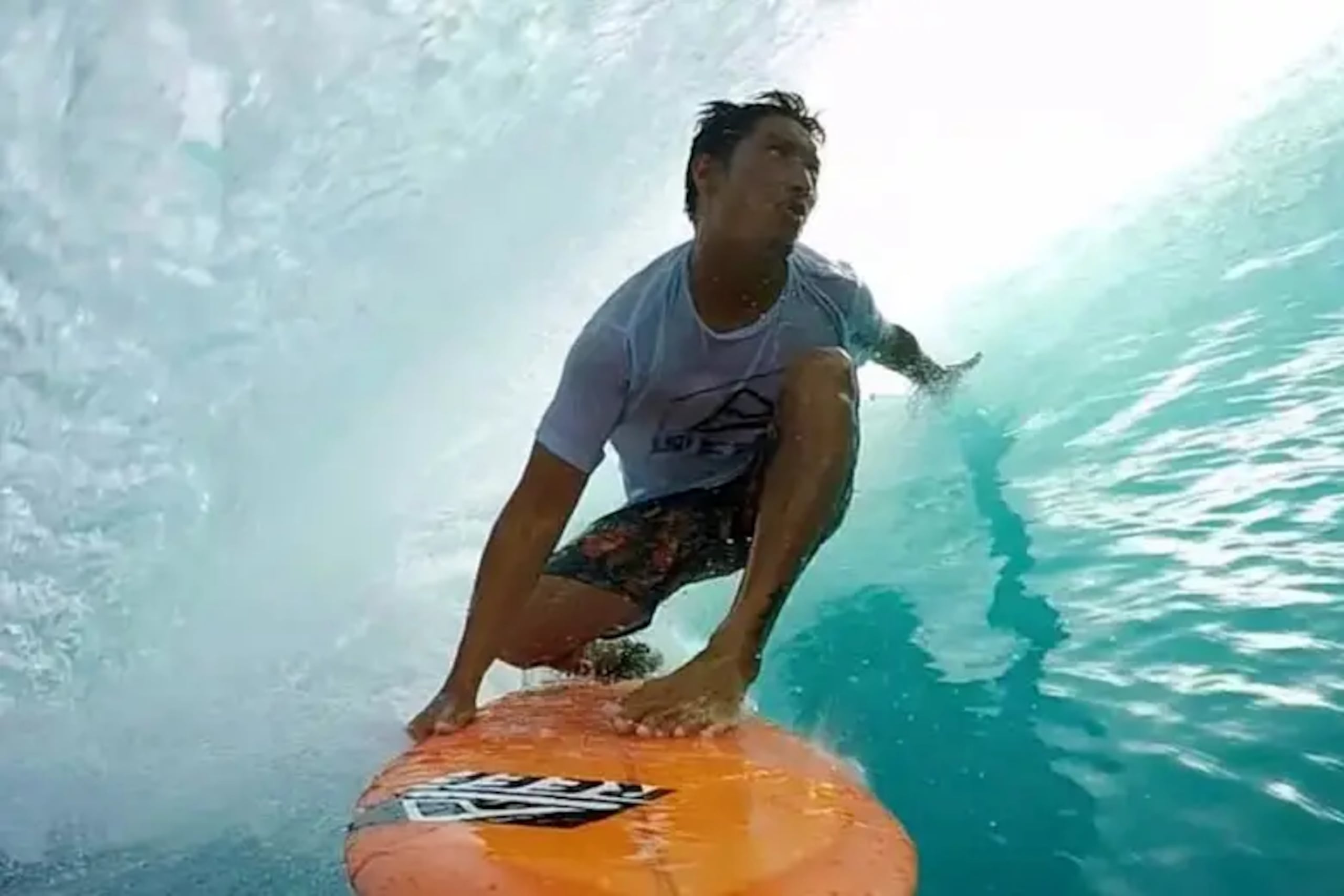 El surfista sufrió una cortadura mientras surfeaba, presumiblemente con la aleta de su tabla, que le perforó la arteria femoral.