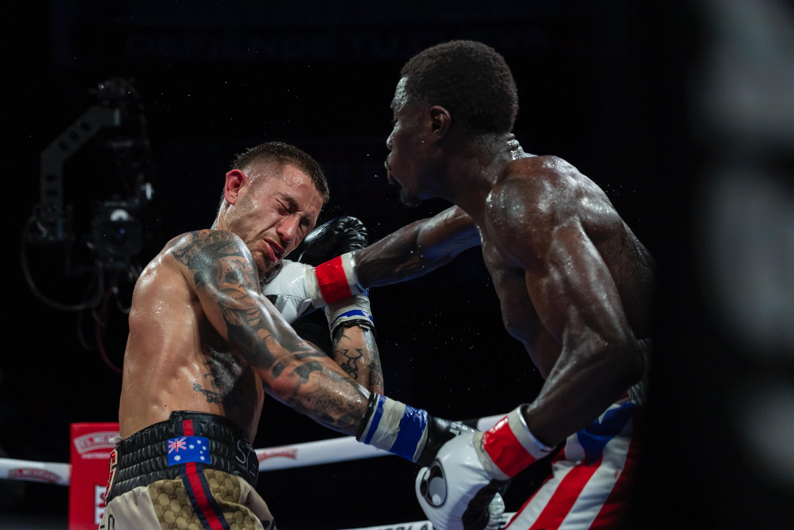 Hitchins conecta una derecha al rostro de Liam Paro.