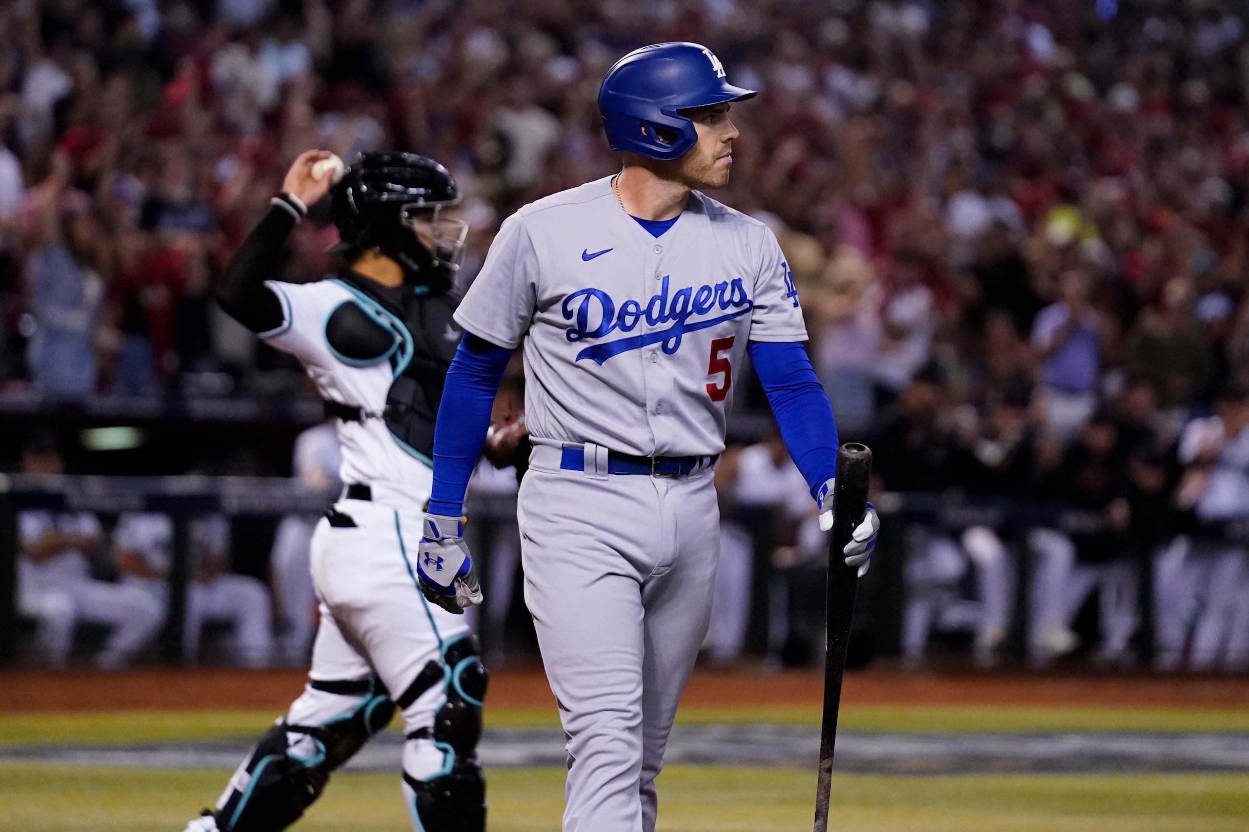 Freddie Freeman, de los Dodgers de Los Ángeles, tras poncharse en la octava entrada del tercer partido de la serie divisional frente a los Diamondbacks de Arizona.