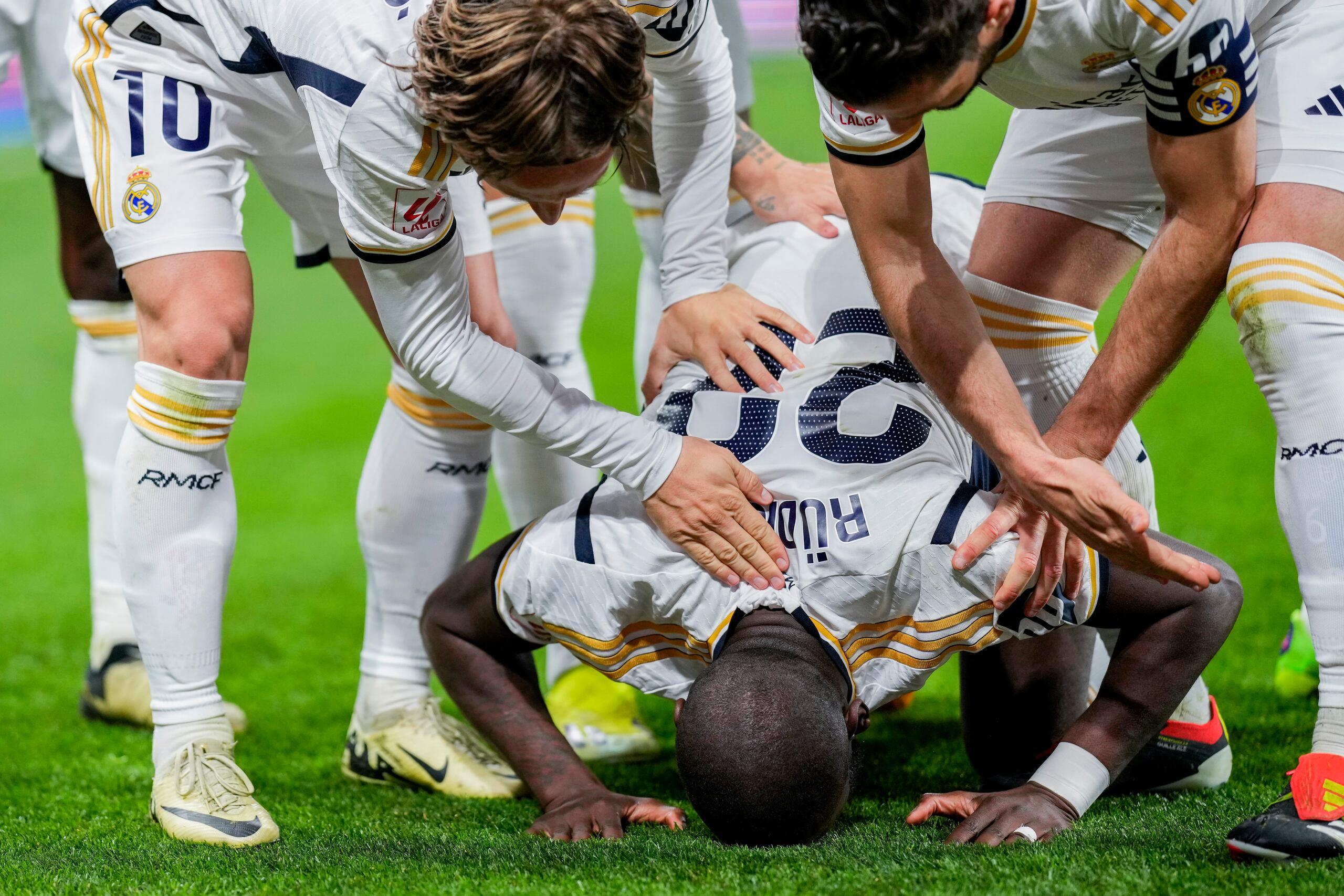 Antonio Rudiger celebra con sus compañeros del Real Madrid luego de un autogol del Celta en el partido de la Liga española.