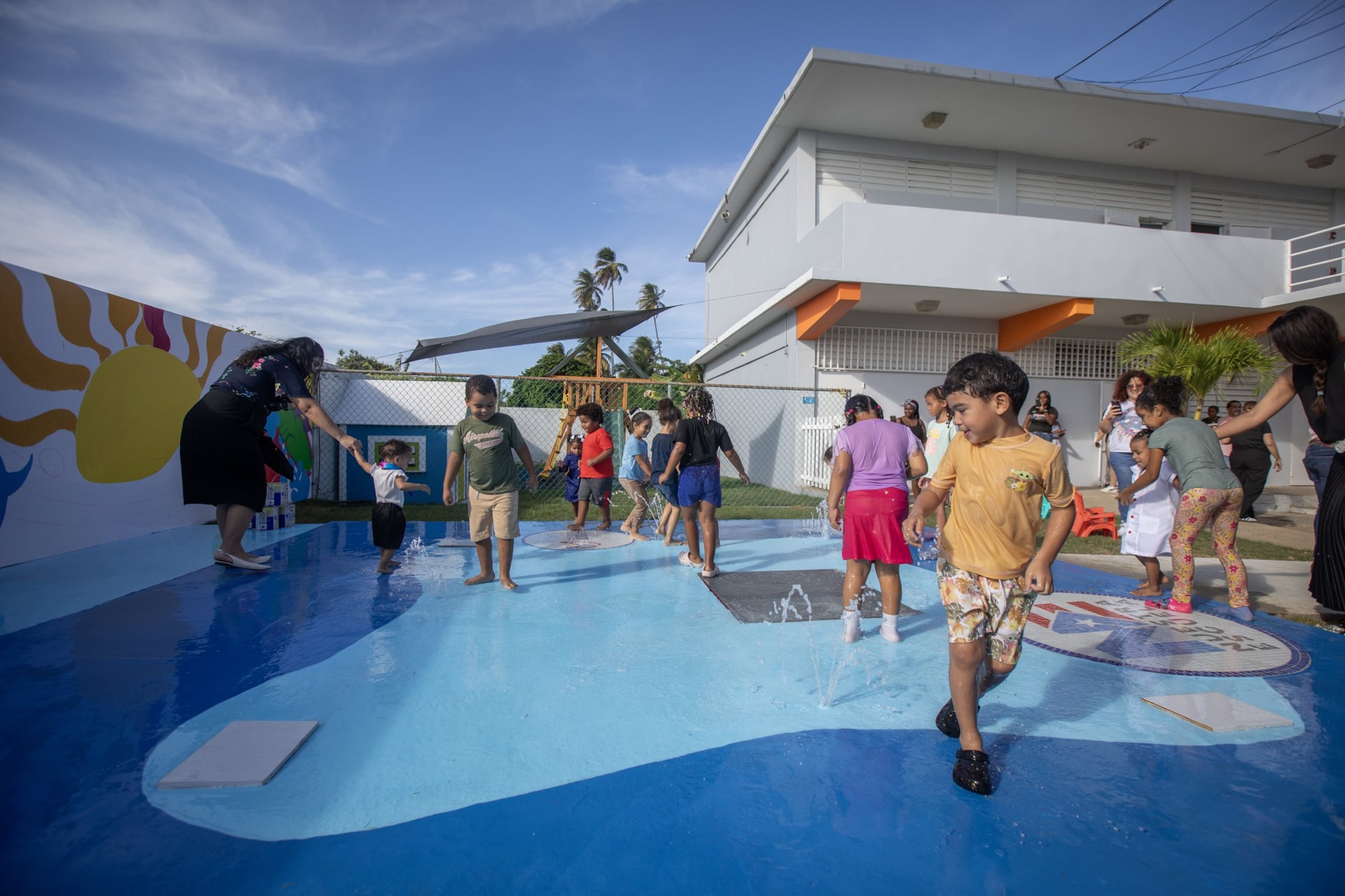 El centro 2Gen cuenta con espacios innovadores disponibles para las familias, como una biblioteca tecnológica, un “coworking space”, un espacio de autocuidado, un “game room” y dos áreas de juegos en el patio exterior, incluyendo un parque acuático