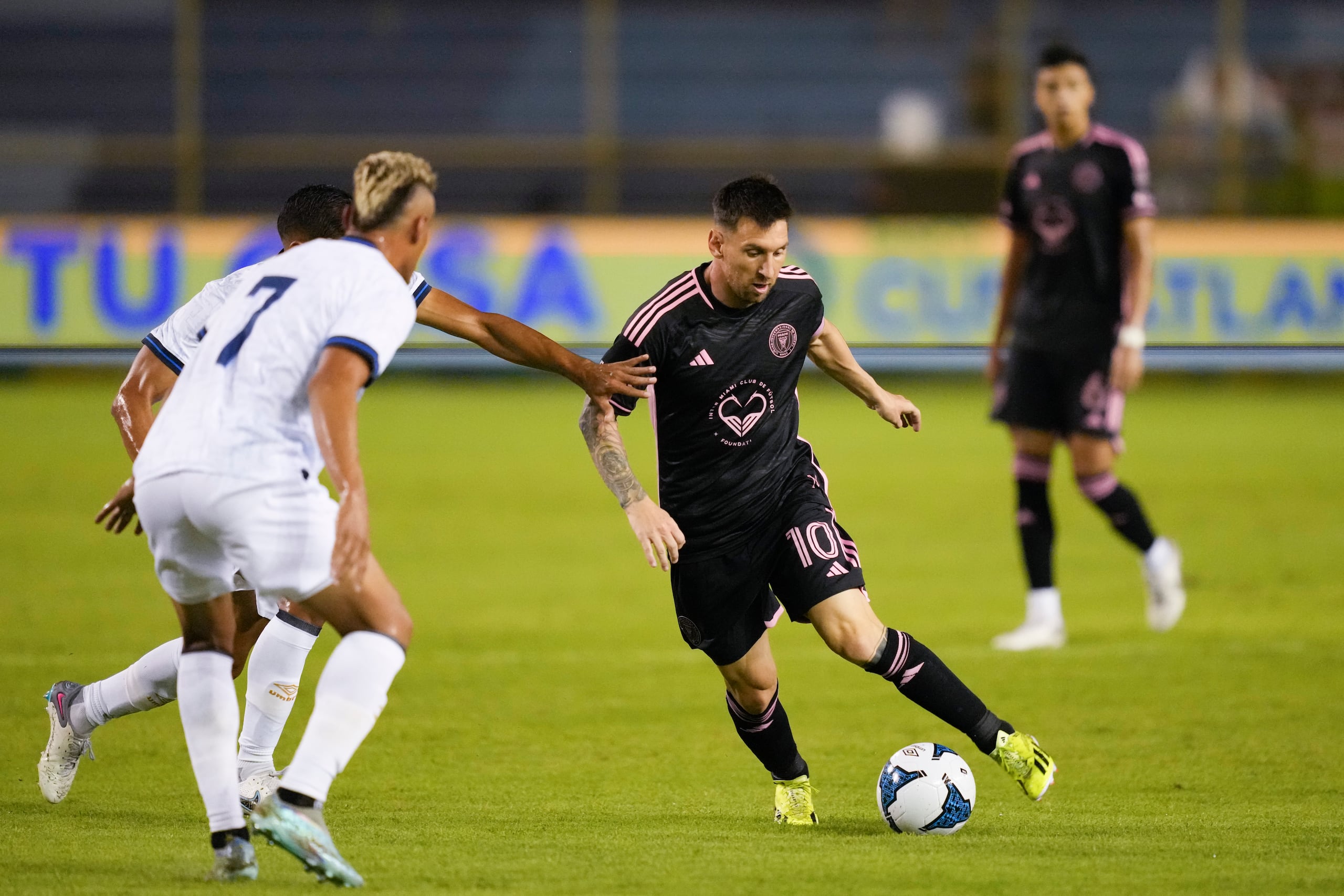 Lionel Messi controla el balón ante la defensa de El Salvador durante un partido amistoso.