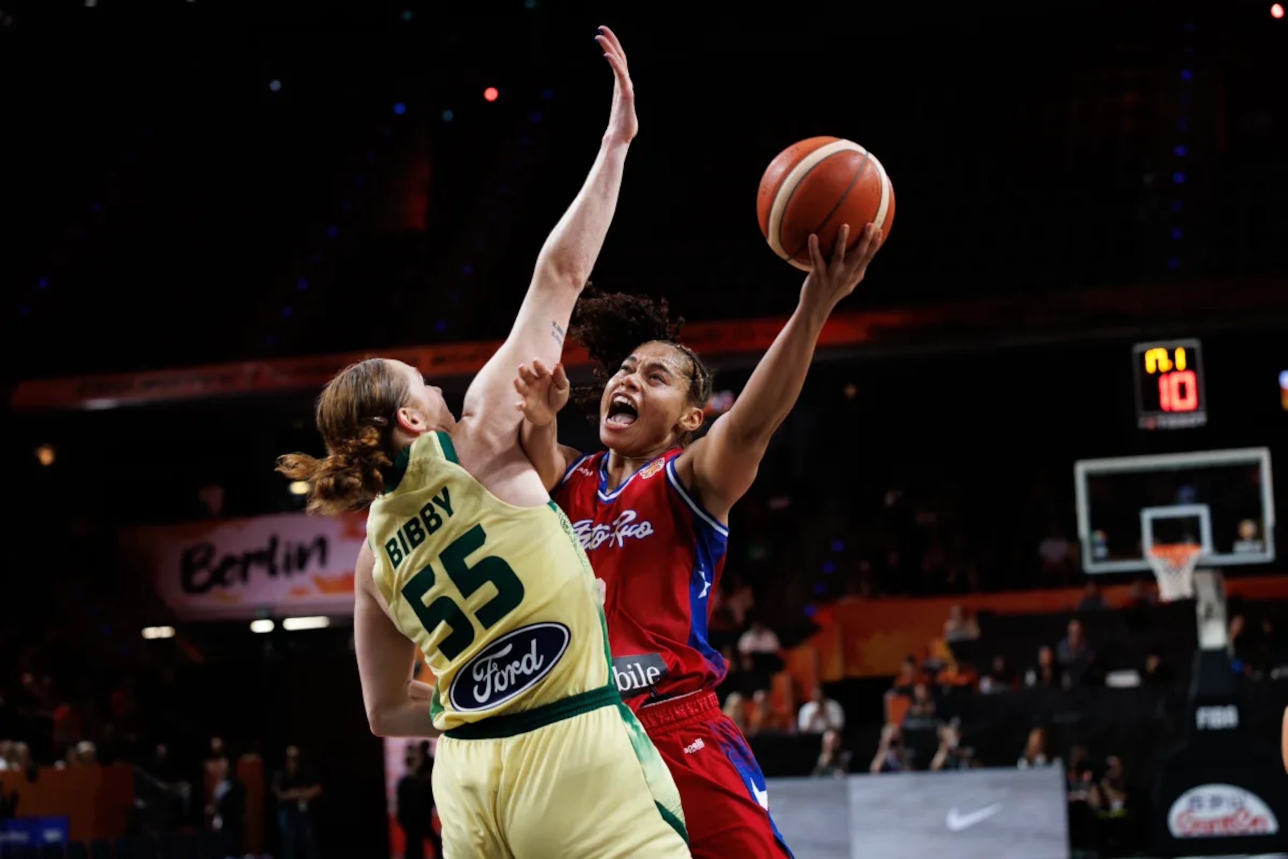 Brianna Jones intenta un incómodo tiro al canasto ante la defensa australiana.