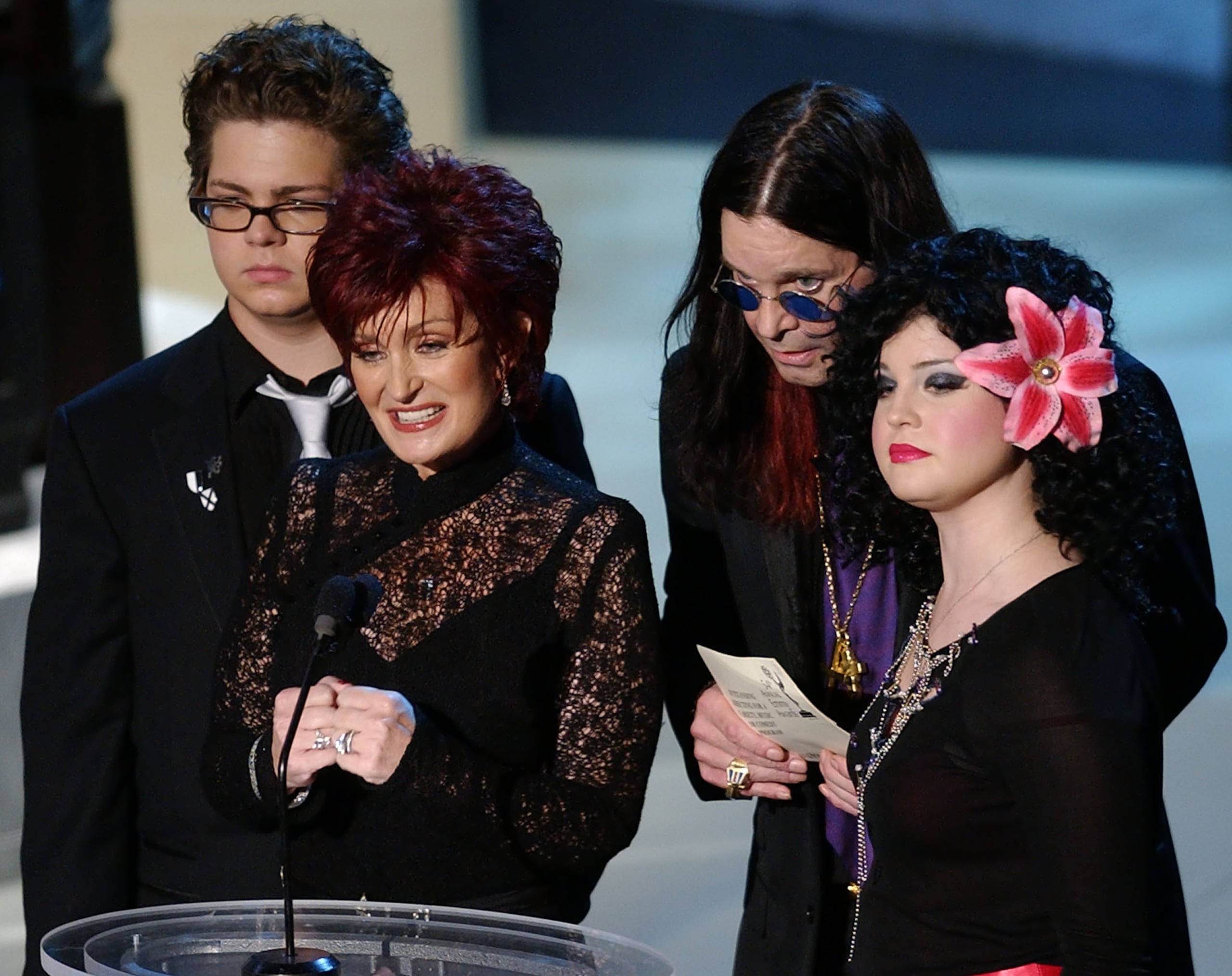 La familia británica los Osbourne -Jack, Sharon, Ozzy y Kelly- actúan como presentadores en la 54ª edición anual de los premios Primetime Emmy, en el Shrine Auditorium de Los Ángeles, California, el 22 de septiembre de 2002.