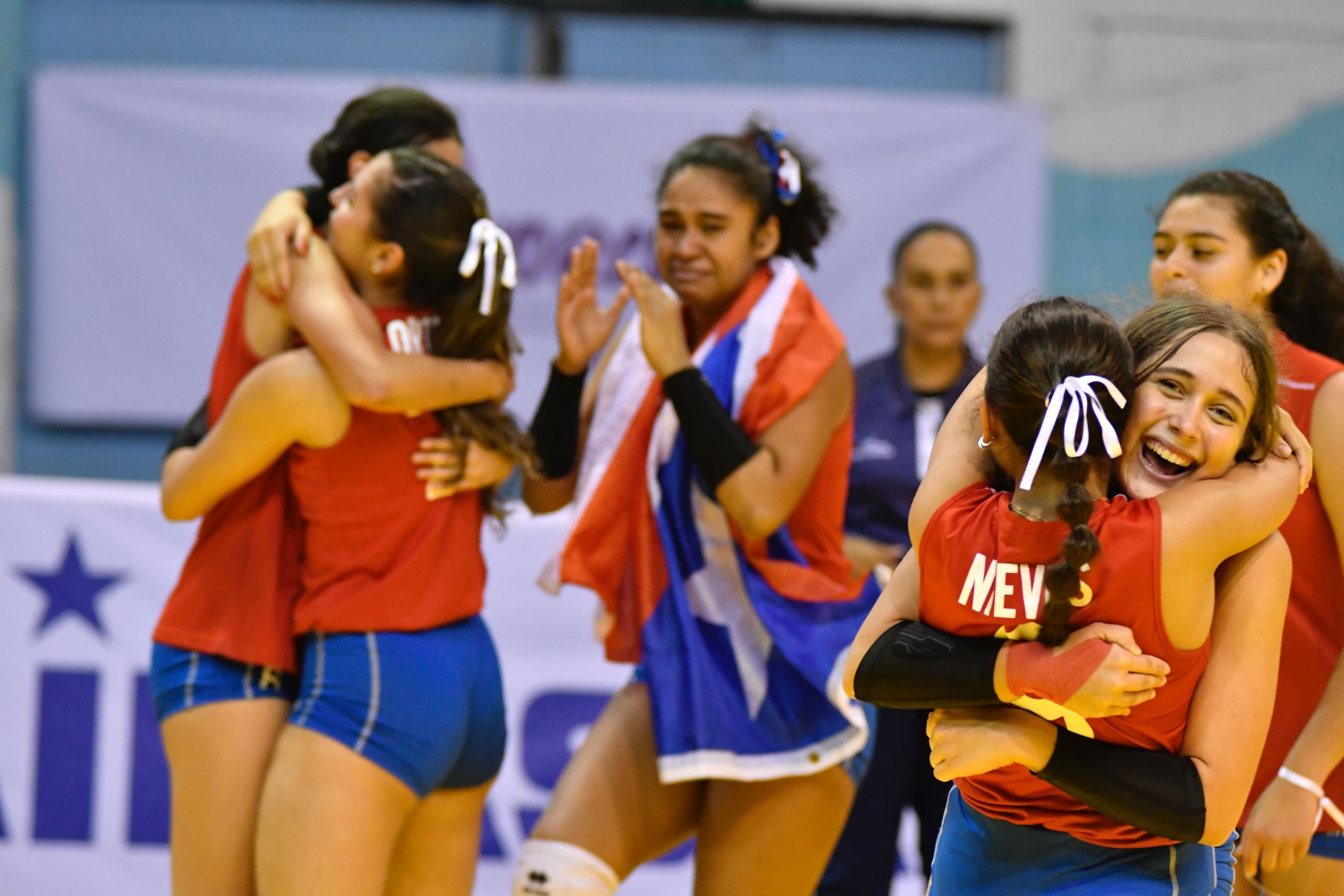 Puerto Rico celebra sus victoria ante República Dominicana en las semifinales del Campeonato Norceca de la categoría, celebrándose en Honduras.