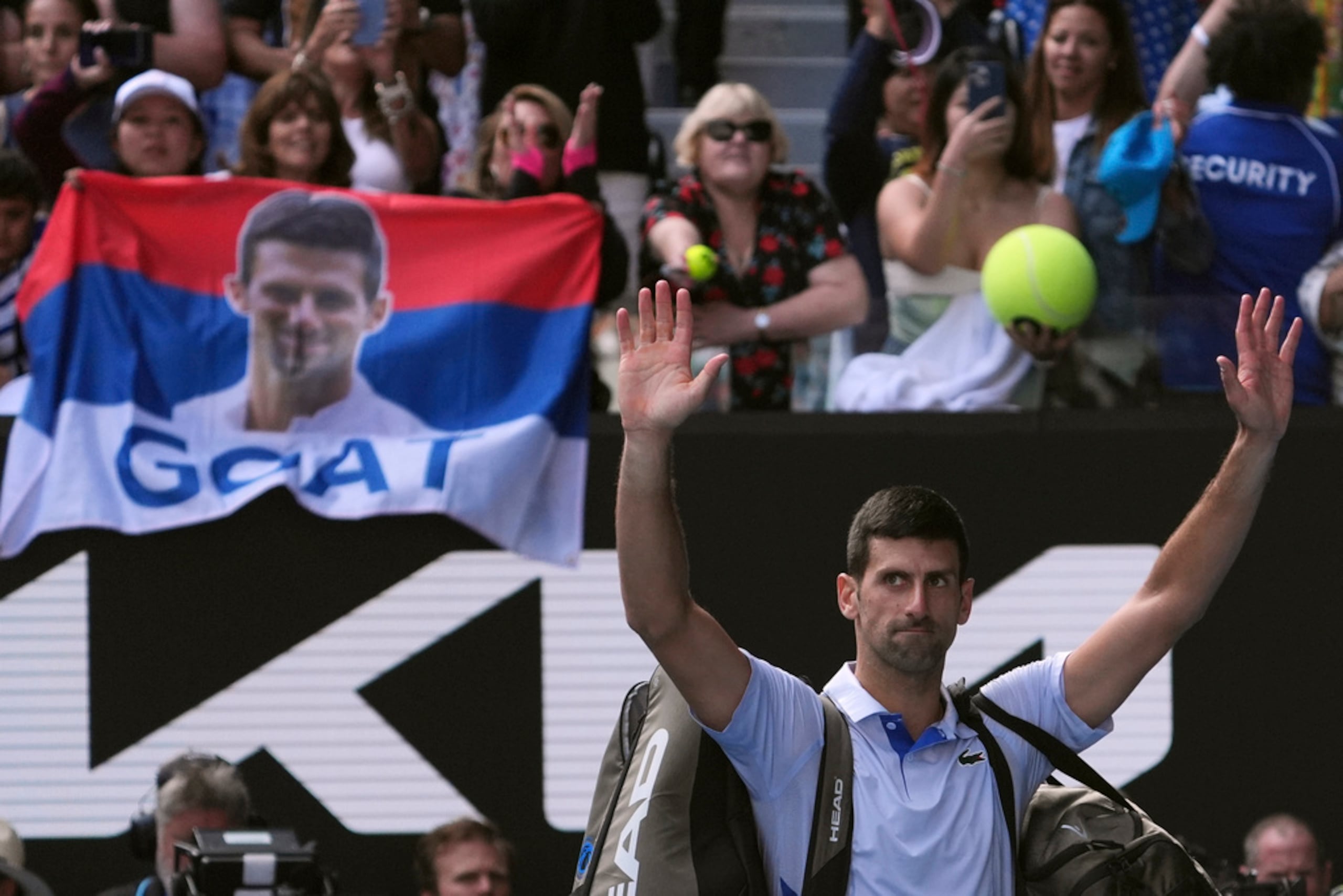 El serbio Novak Djokovic hace un gesto mientras se despide del público en el Rd Laver Arena tras la derrota en la semifinal del Abierto de Australia ante Jannik Sinner.