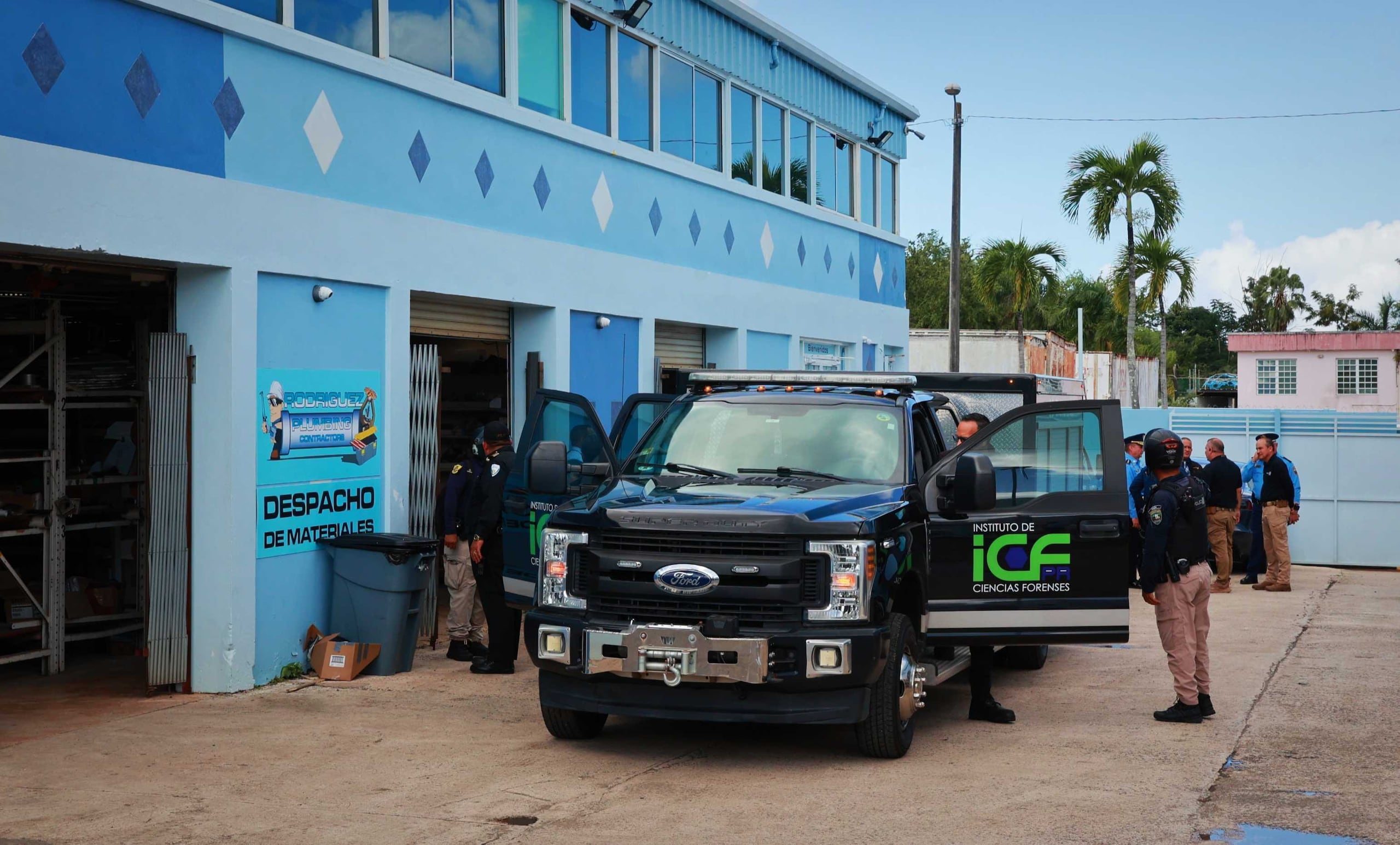 27 de enero de 2024
an Juan - Las autoridades encontraron esta mañana a cinco personas muertas en los predios del negocio Rodríguez Plumbing, en la calle Duina en Puerto Nuevo, en lo que han catalogado como un asesinato y suicidio.