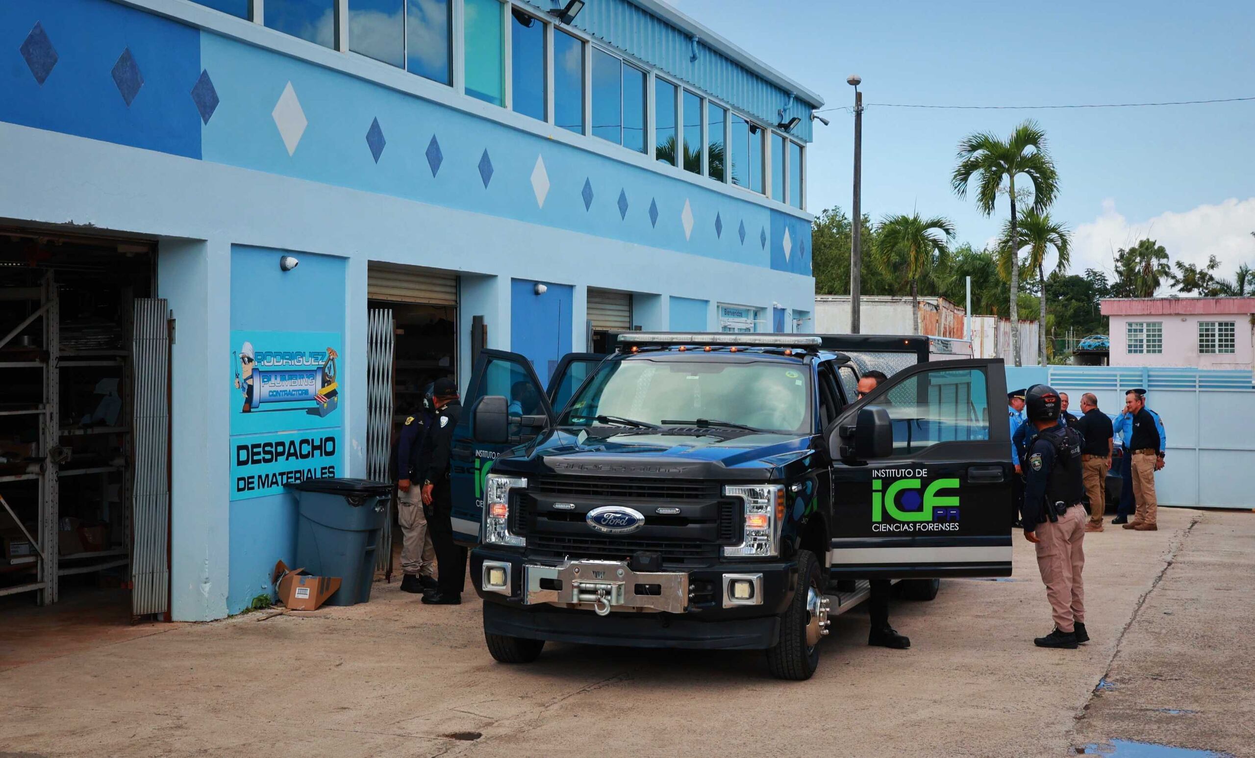 "Es triste que estos buenos de la vida y del mundo tengan que pasar por estas tragedias, ¿no?, brutales”, lamentó Angel Luis Rosa Vélez, vecino de Ángel Edgardo Rodríguez Torres quien acudió a la funeraria.