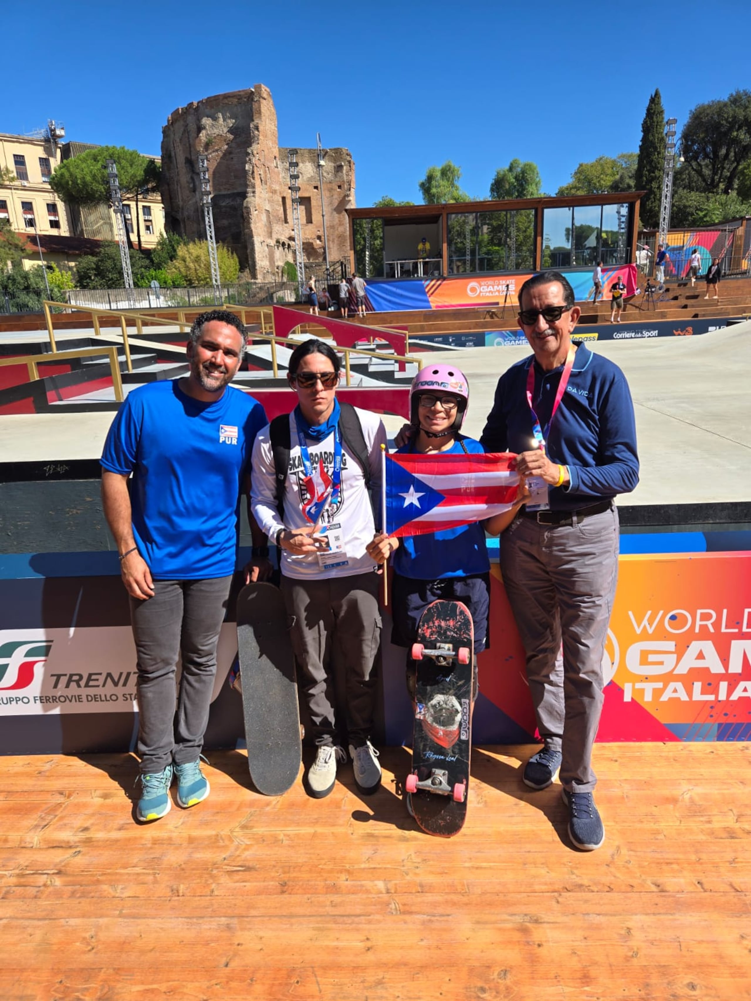 Esmeralda Butler, bandera en manos, celebra junto a directivos y compañeros participantes en el Mundial en Italia.