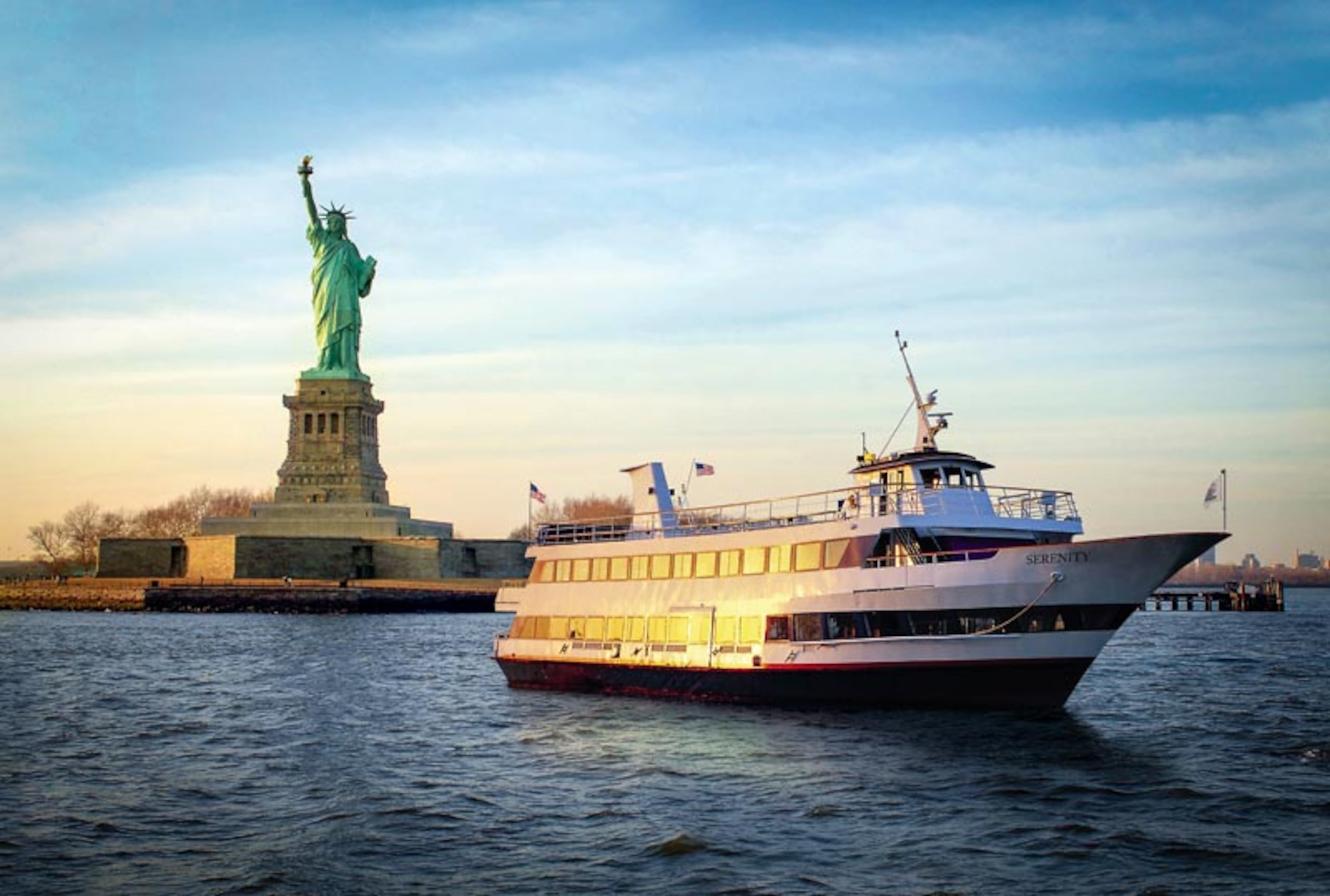 Crucero de Hornblower New York frente a la Estatua de la Libertad.