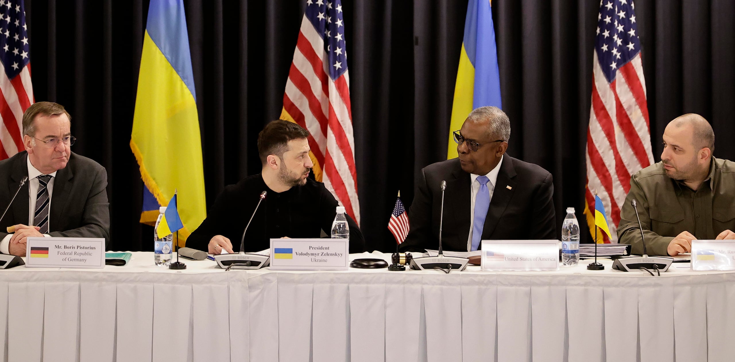 El presidente de Ucrania, Volodimir Zelenski (2 izq), habla con el secretario norteamericano de Defensa, Lloyd J. Austin III (2 dha), durante la reunión del Grupo de Contacto sobre Ucrania que se celebró en la base de Ramstein (Alemania).