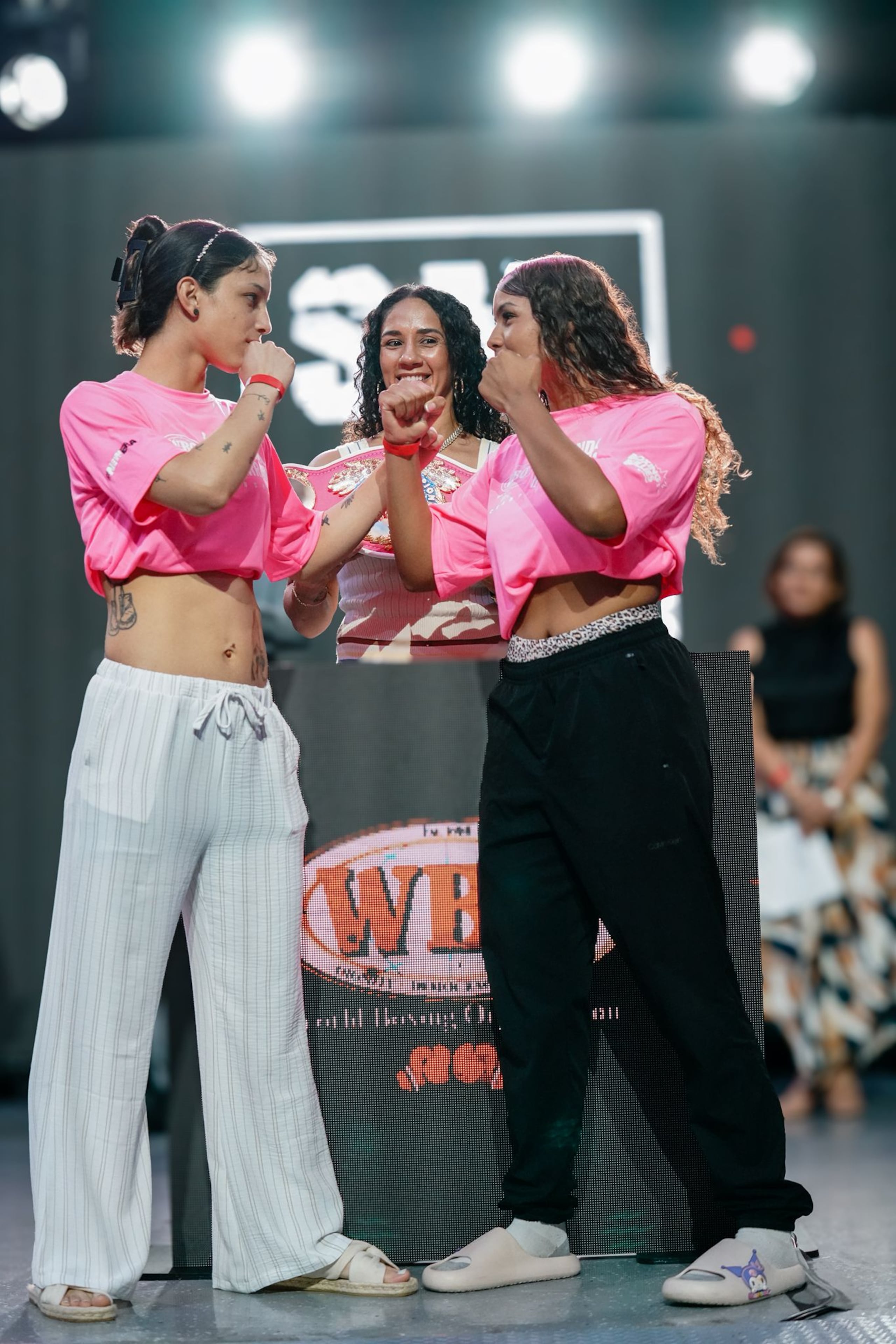 Tayshka González y Shenille Class, dos de las jóvenes que pelearán.