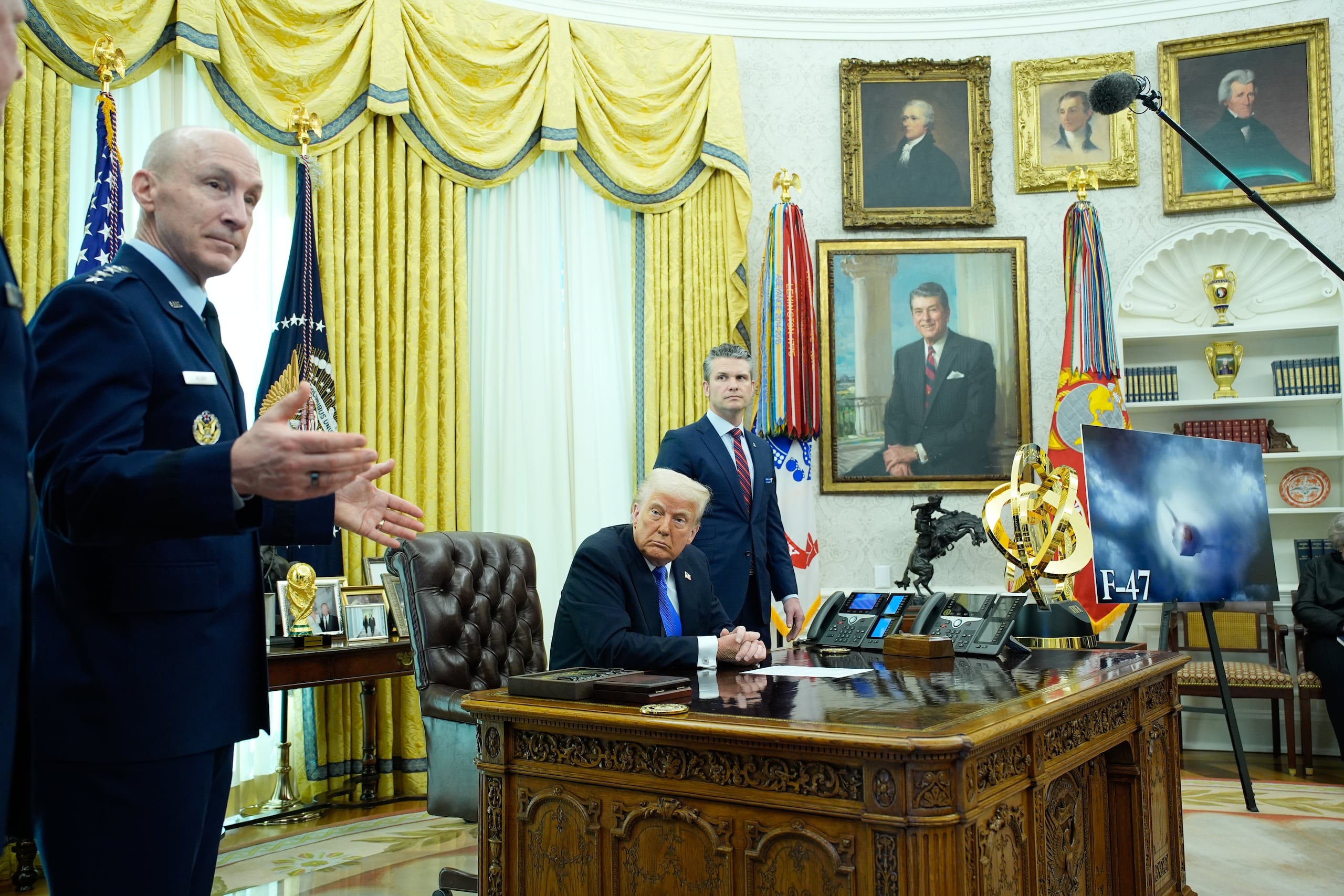 Fotografía de archivo del presidente de Estados Unidos, Donald Trump (c), junto con el secretario de Defensa, Pete Hegseth (d), y el jefe del Estado Mayor de la Fuerza Aérea, general David Allvin (i), en la Casa Blanca, en Washington.